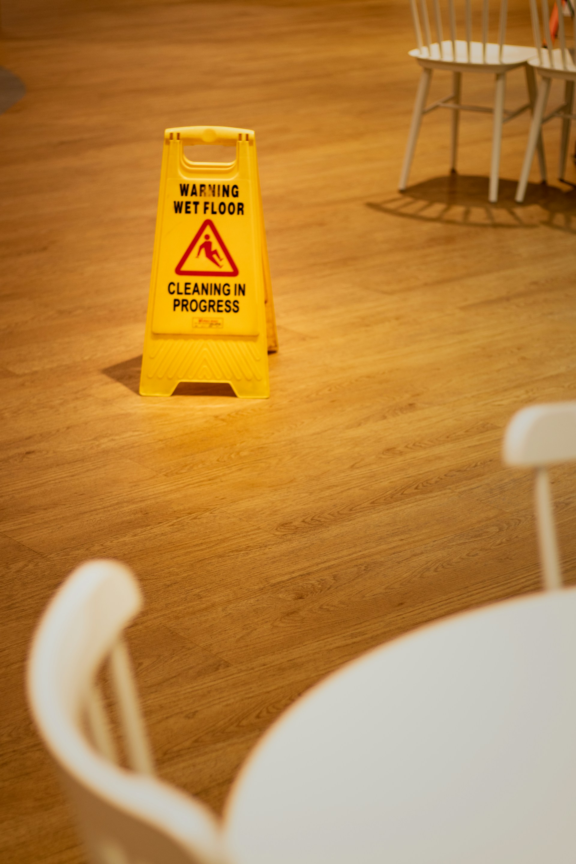 Una señal de precaución en el suelo | Fuente: Unsplash