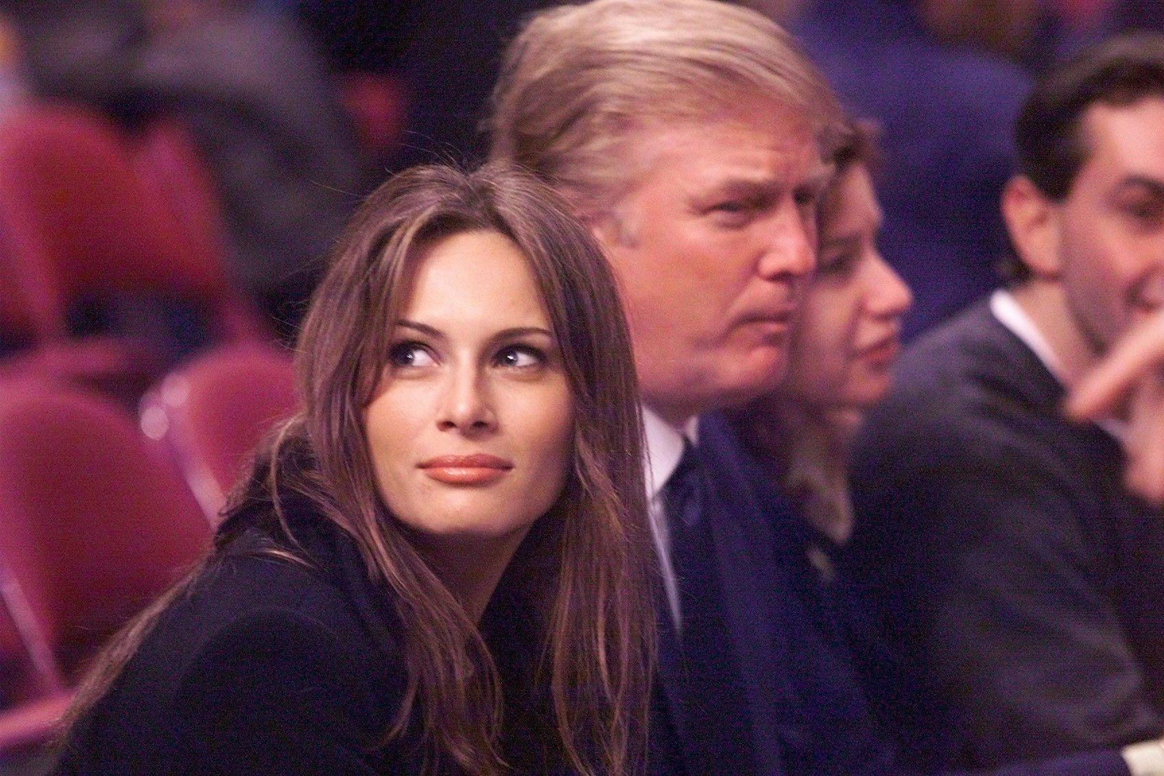 Donald Trump asiste al partido de los New York Knicks con Melania Trump el 12 de marzo de 1999 | Fuente: Getty Images
