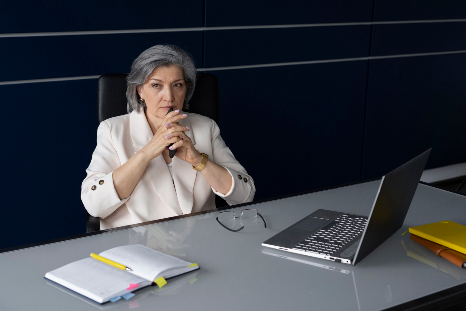 Una empresaria molesta sentada en su despacho | Fuente: Freepik