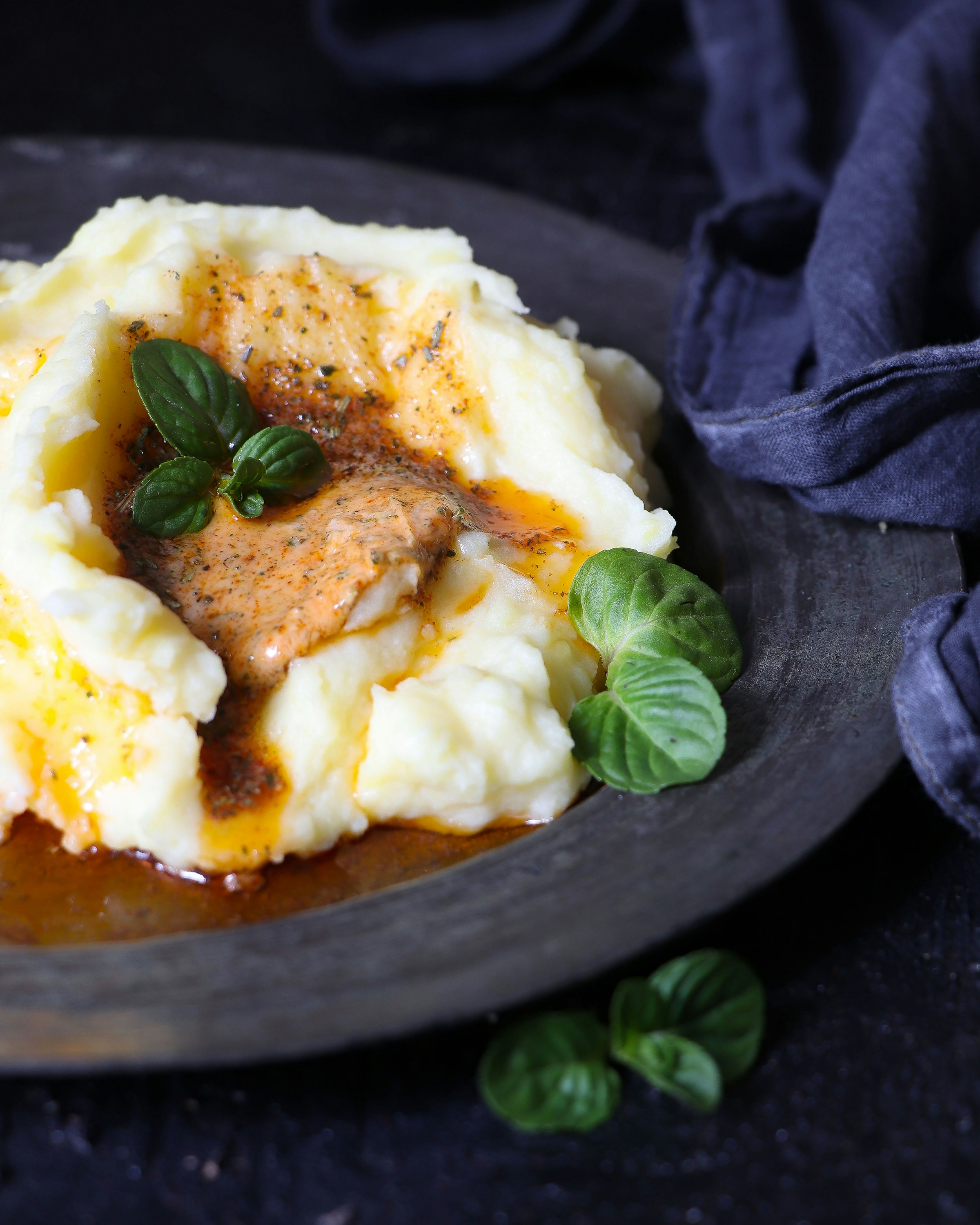 Un plato de puré de patatas cubierto de salsa | Fuente: Unsplash