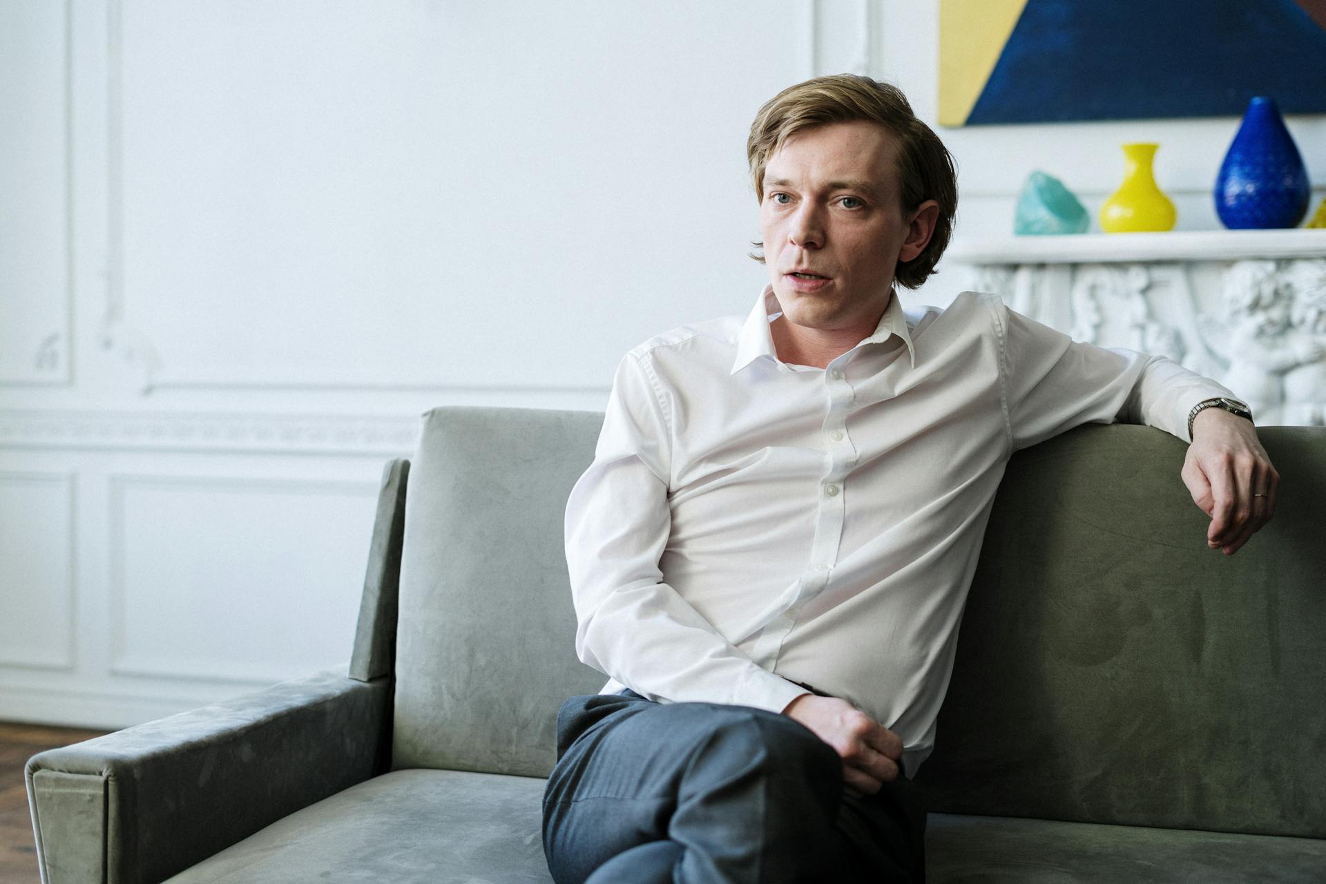 Un hombre sentado en un sofá | Fuente: Pexels