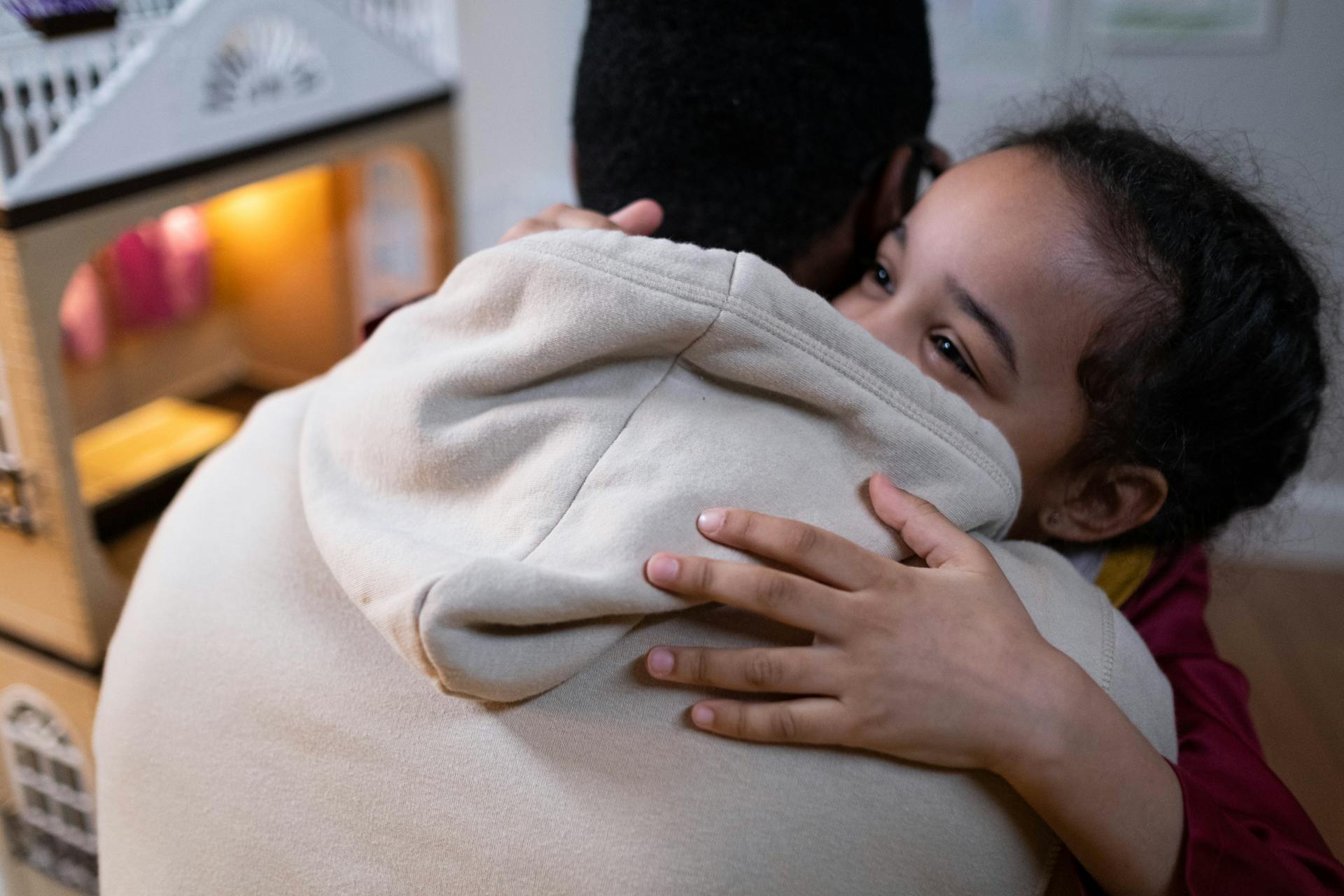 Una niña abrazando a su padre | Fuente: Pexels