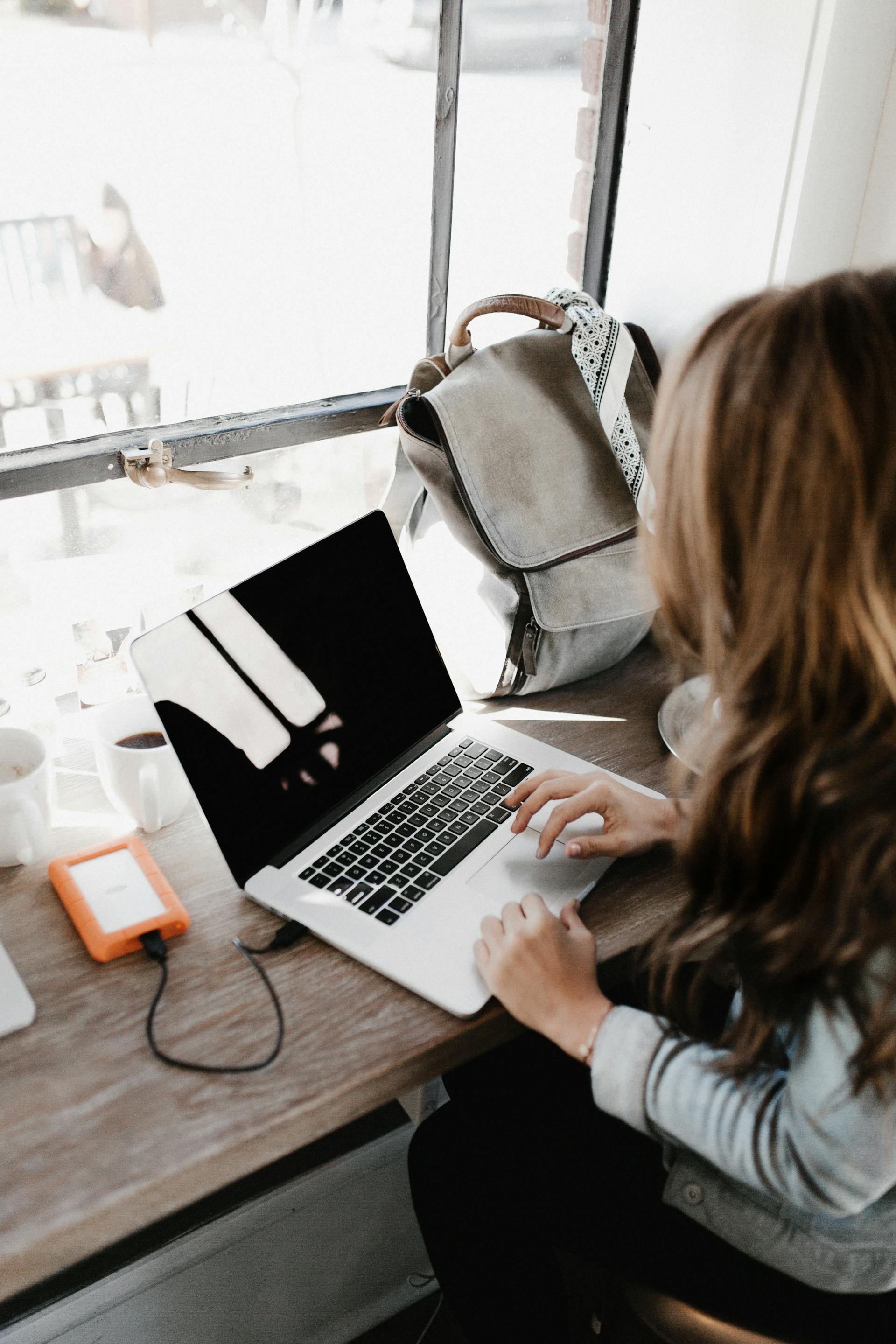 Una mujer utilizando un ordenador portátil | Fuente: Pexels