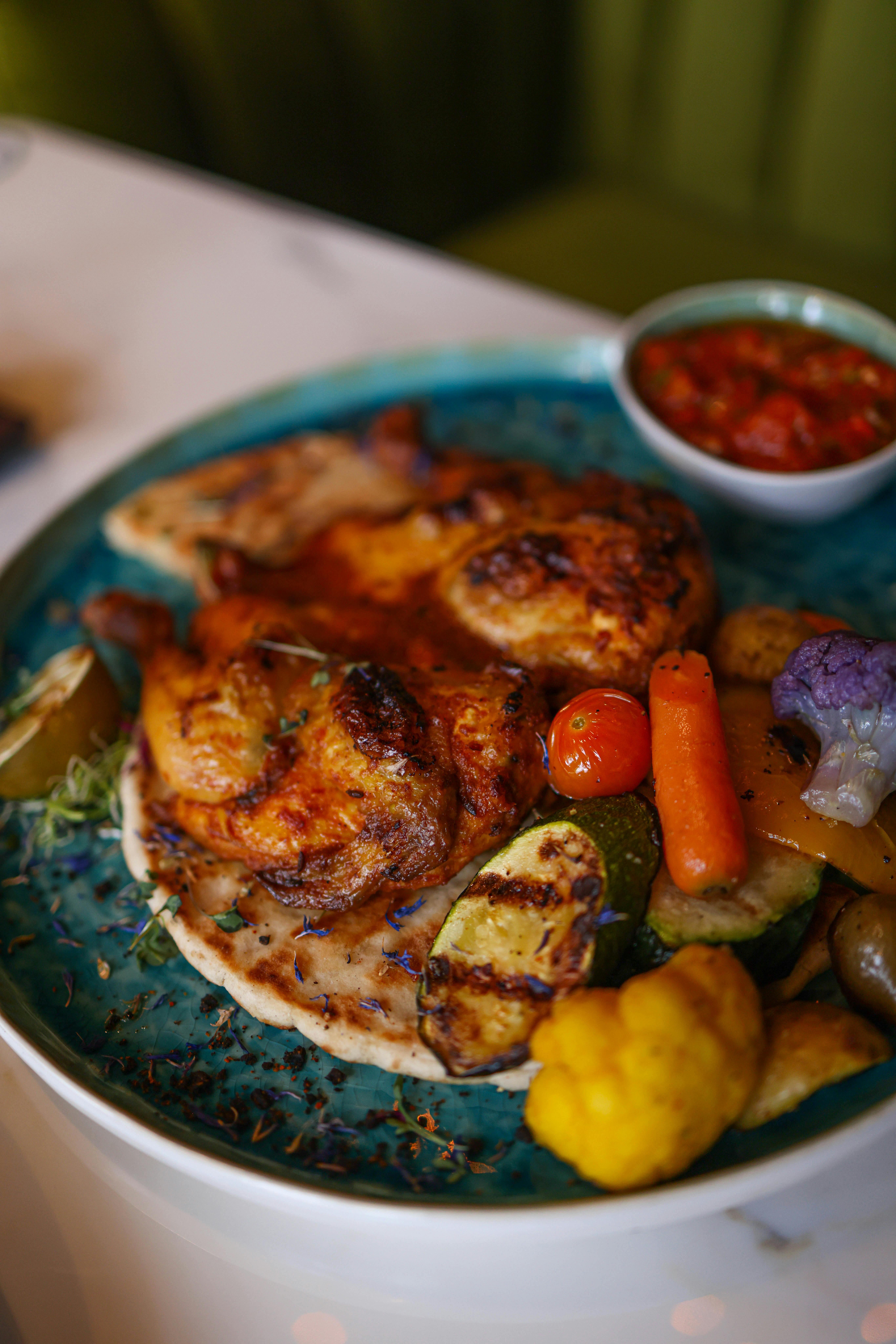 Un plato de pollo asado con verduras | Fuente: Pexels