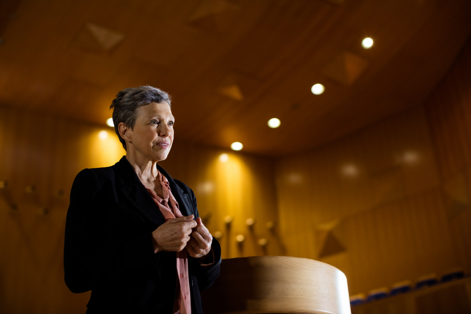 Una mujer dando un discurso | Fuente: Freepik