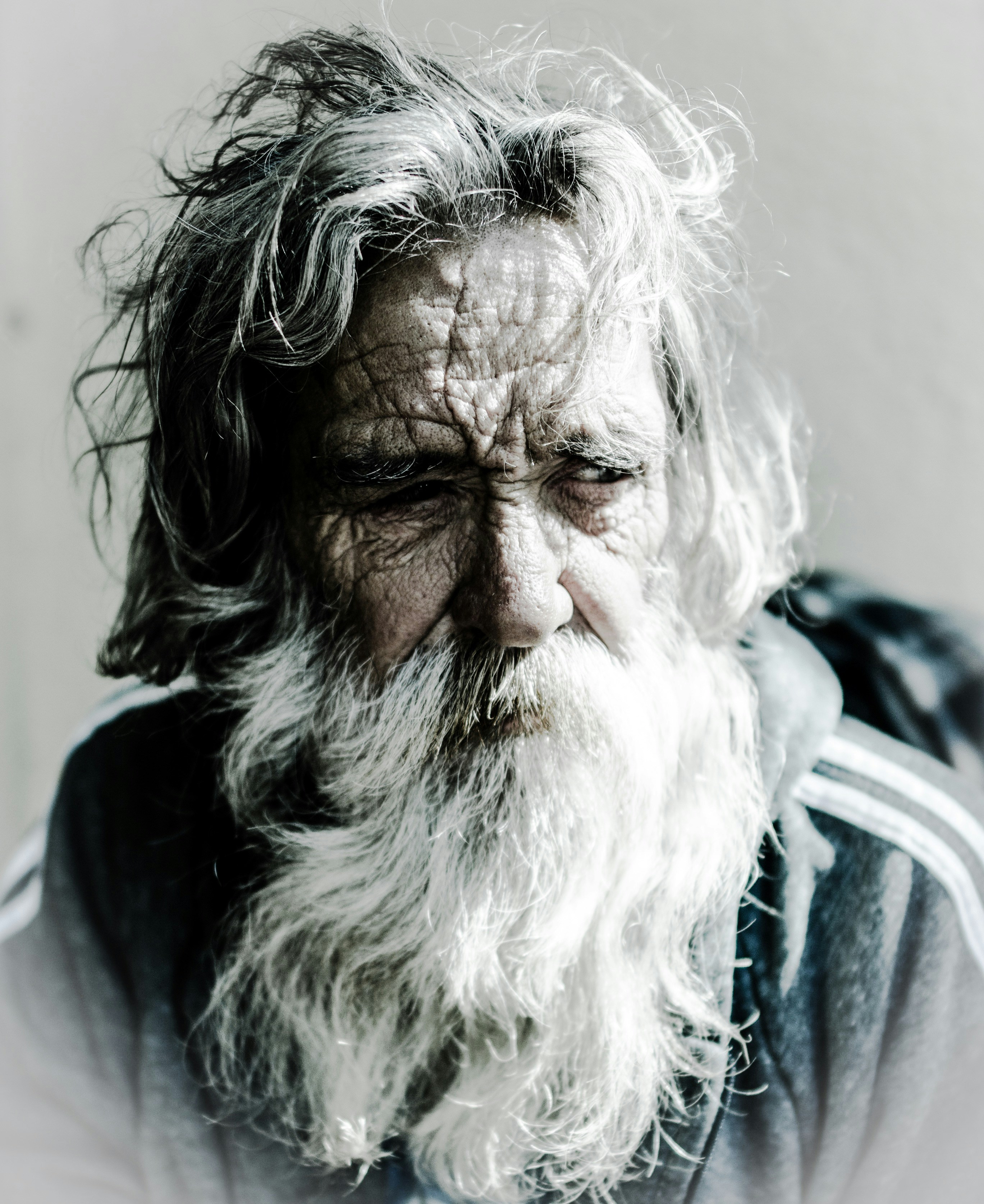 Un indigente triste | Fuente: Unsplash