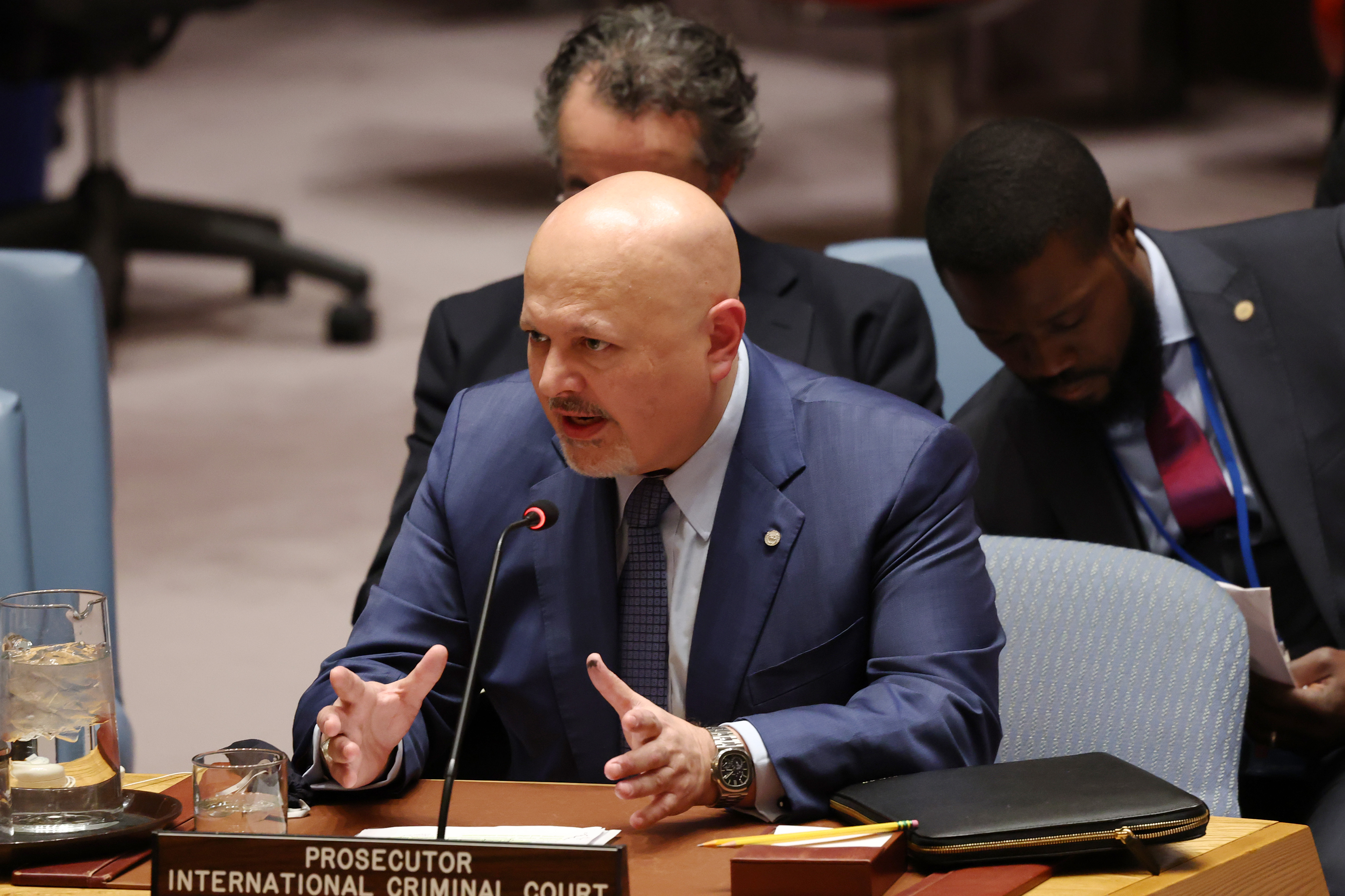 El fiscal de la Corte Penal Internacional (CPI), Karim Khan, asiste a una reunión del Consejo de Seguridad de las Naciones Unidas sobre Sudán y Sudán del Sur en la sede de las Naciones Unidas el 27 de enero de 2025, en Nueva York. | Fuente: Getty Images