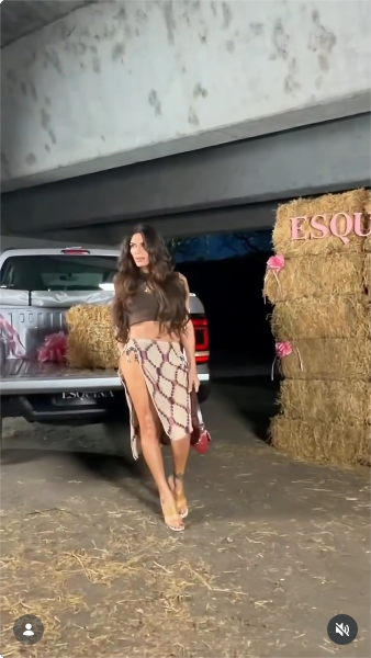 Flor de la V modelando el atuendo que eligió para el desfile de Esquina Esquina | Fuente: Instagram/flordelave