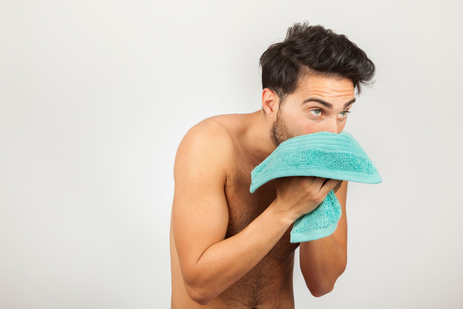 Un hombre se limpia la cara con una toalla | Fuente: Freepik