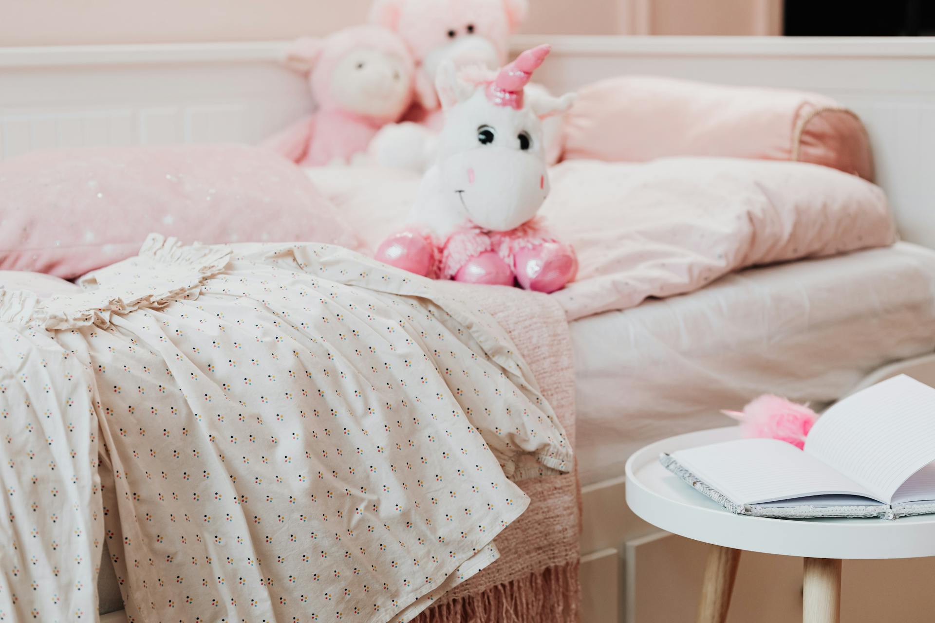 Un dormitorio con peluches | Fuente: Pexels