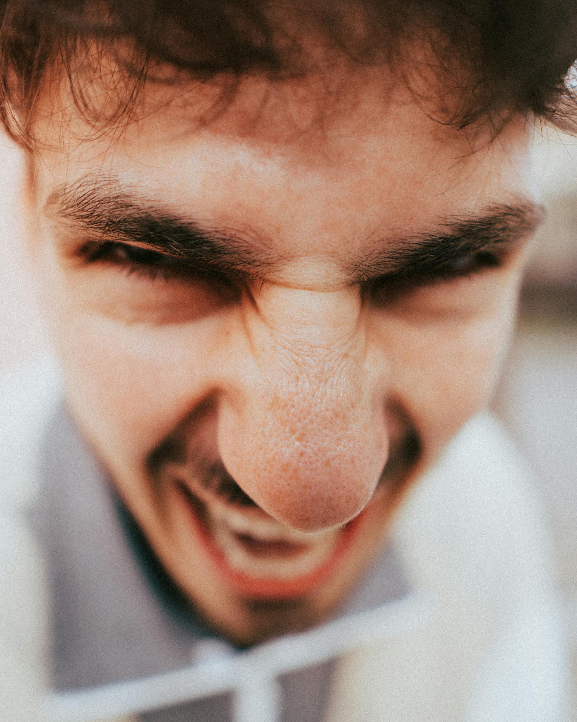 Un hombre furioso gritando a alguien | Fuente: Pexels