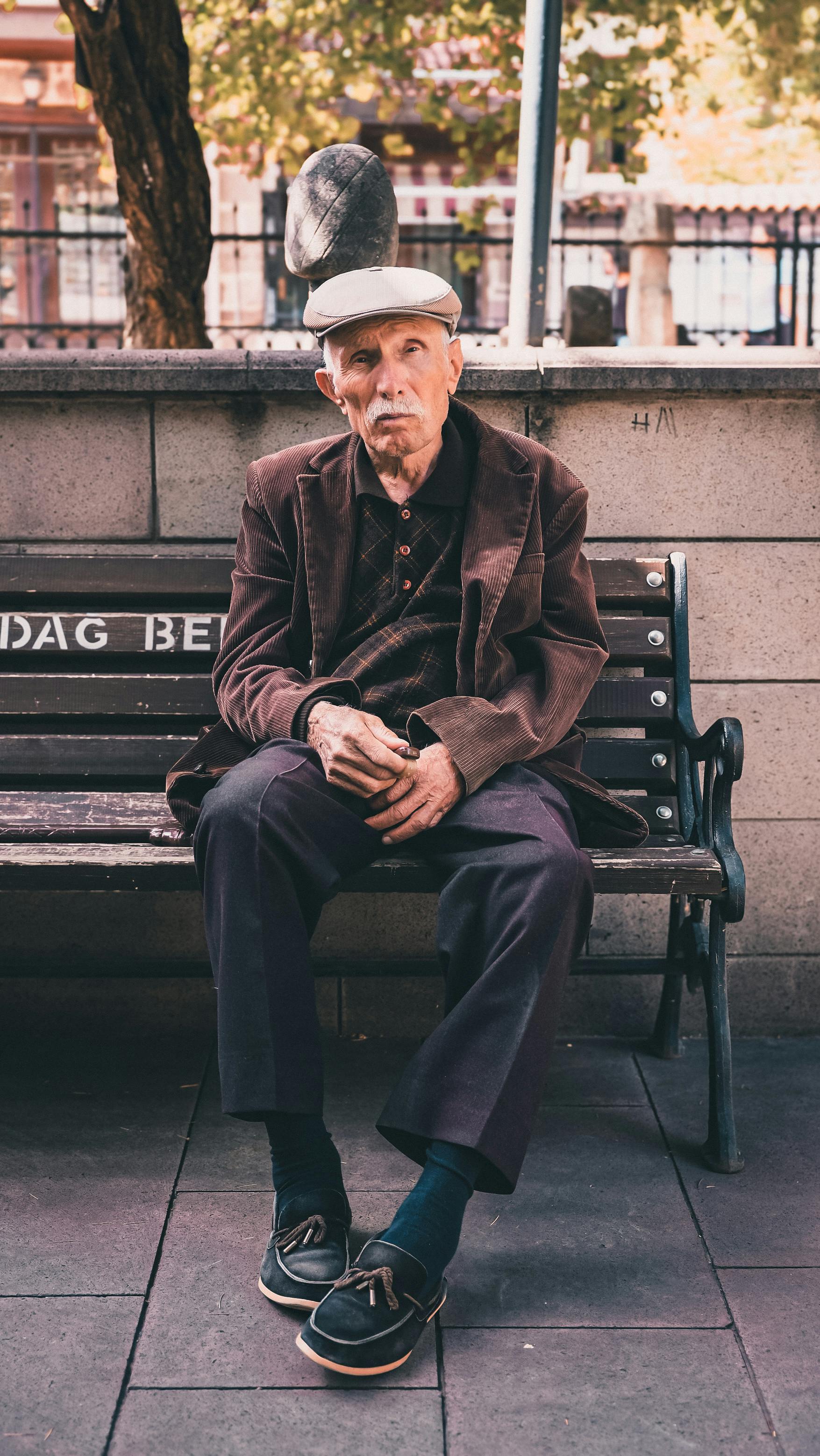 Un anciano sentado en un banco | Fuente: Pexels