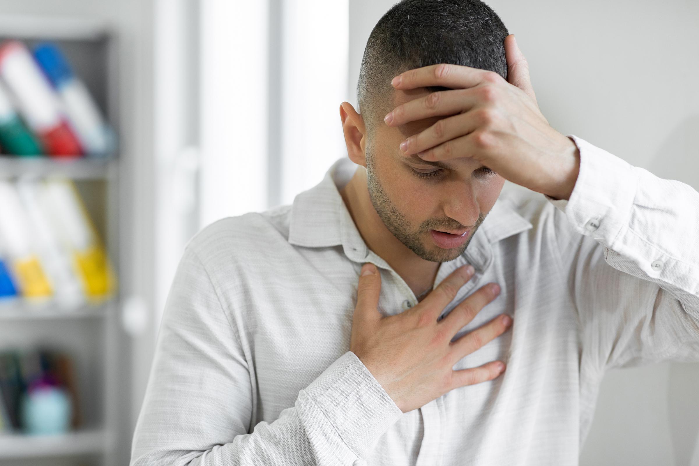 Hombre que sufre un problema respiratorio | Fuente: Getty Images