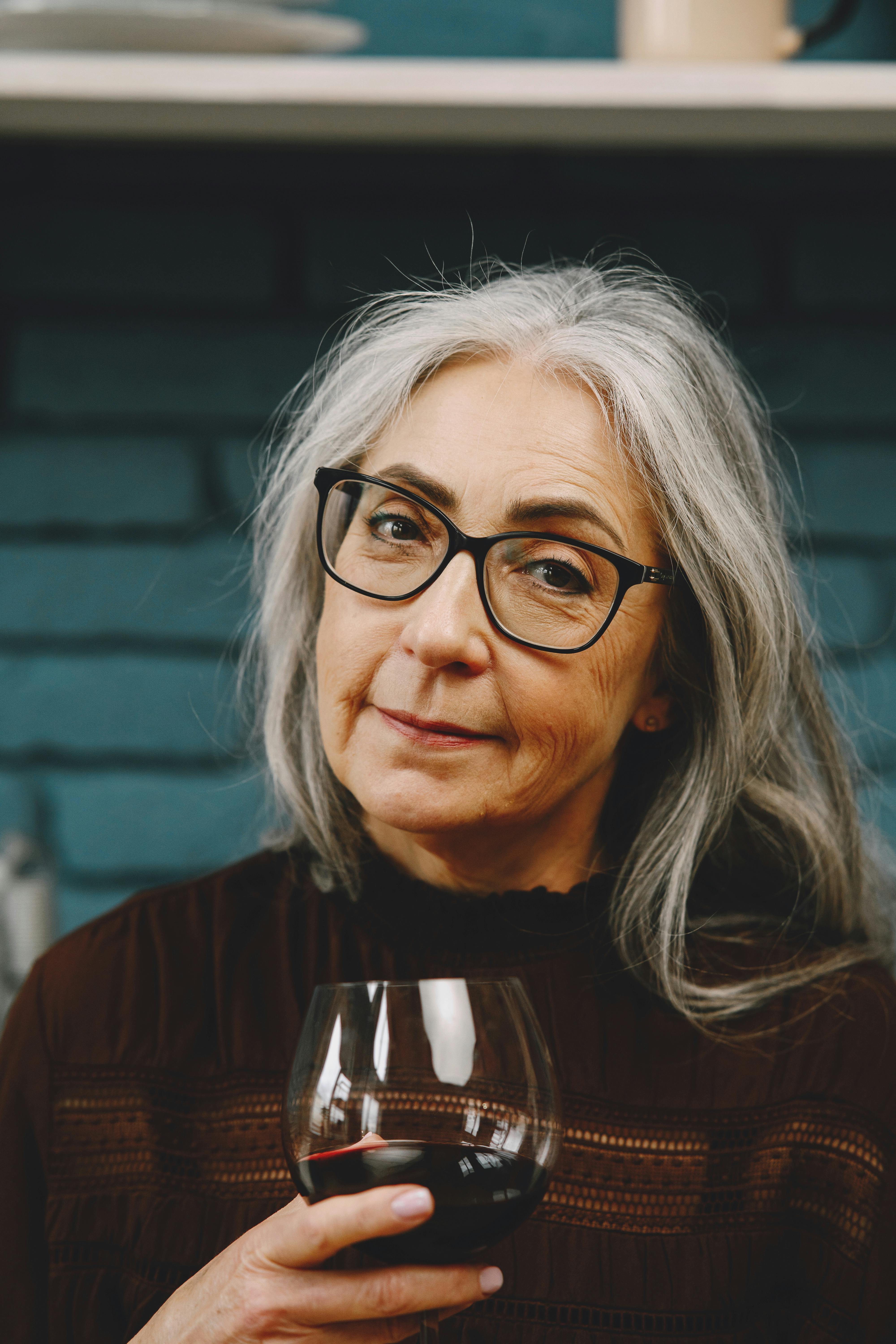 Una mujer seria bebiendo vino | Fuente: Pexels
