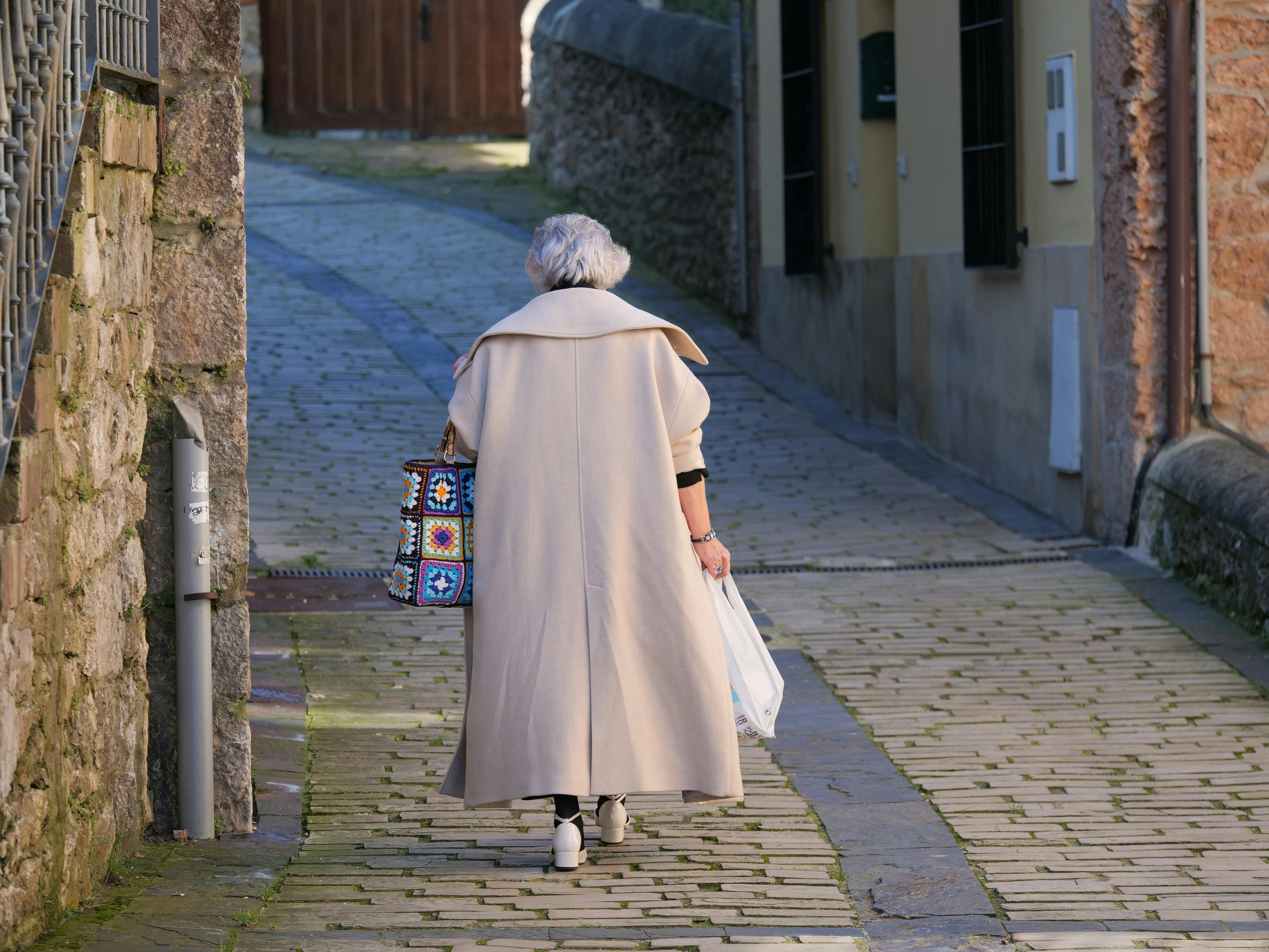 Una anciana caminando por una calle | Fuente: Pexels