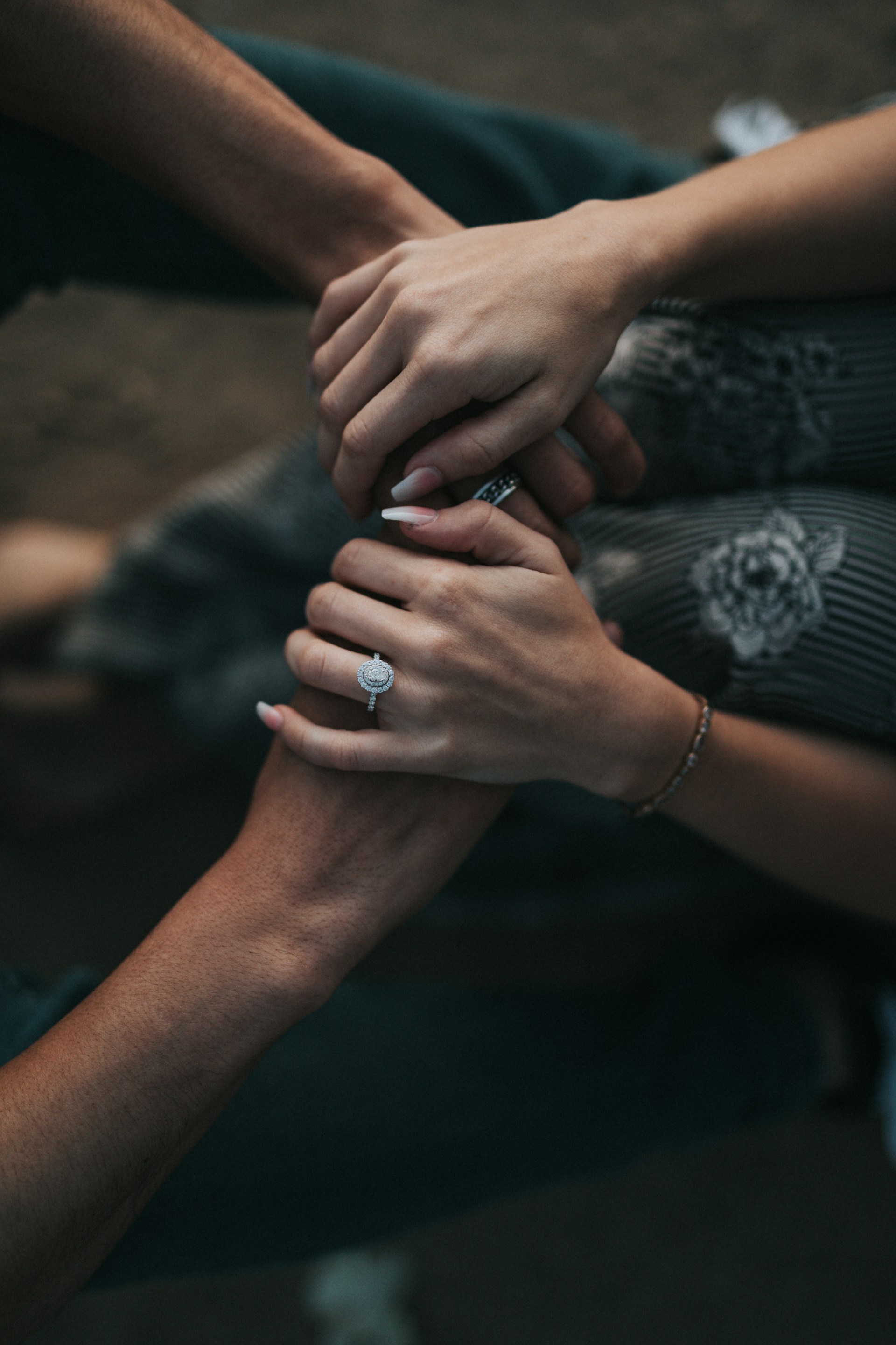 Una pareja consolándose mutuamente | Fuente: Unsplash