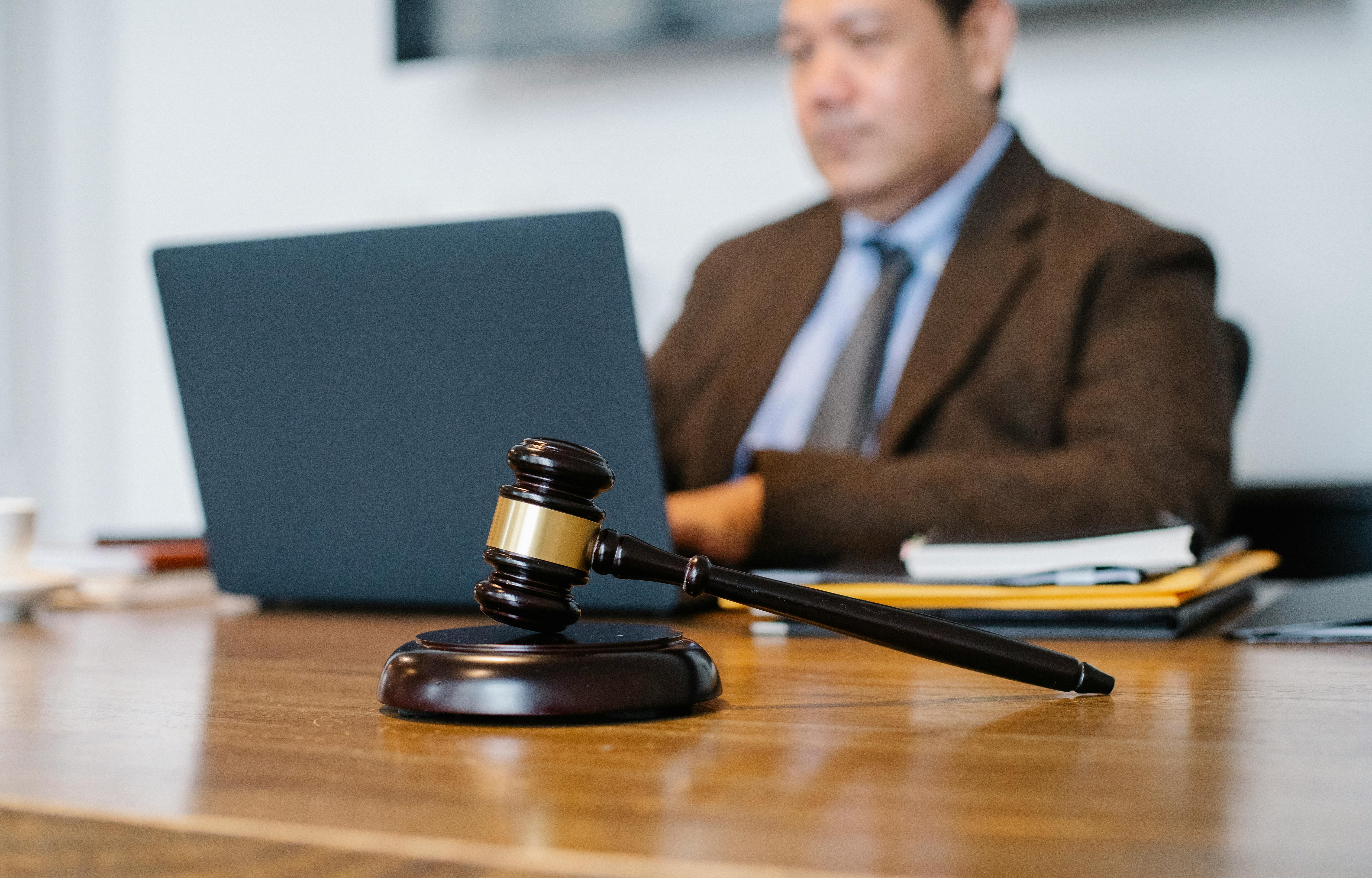 Un juez sentado en una mesa | Fuente: Pexels