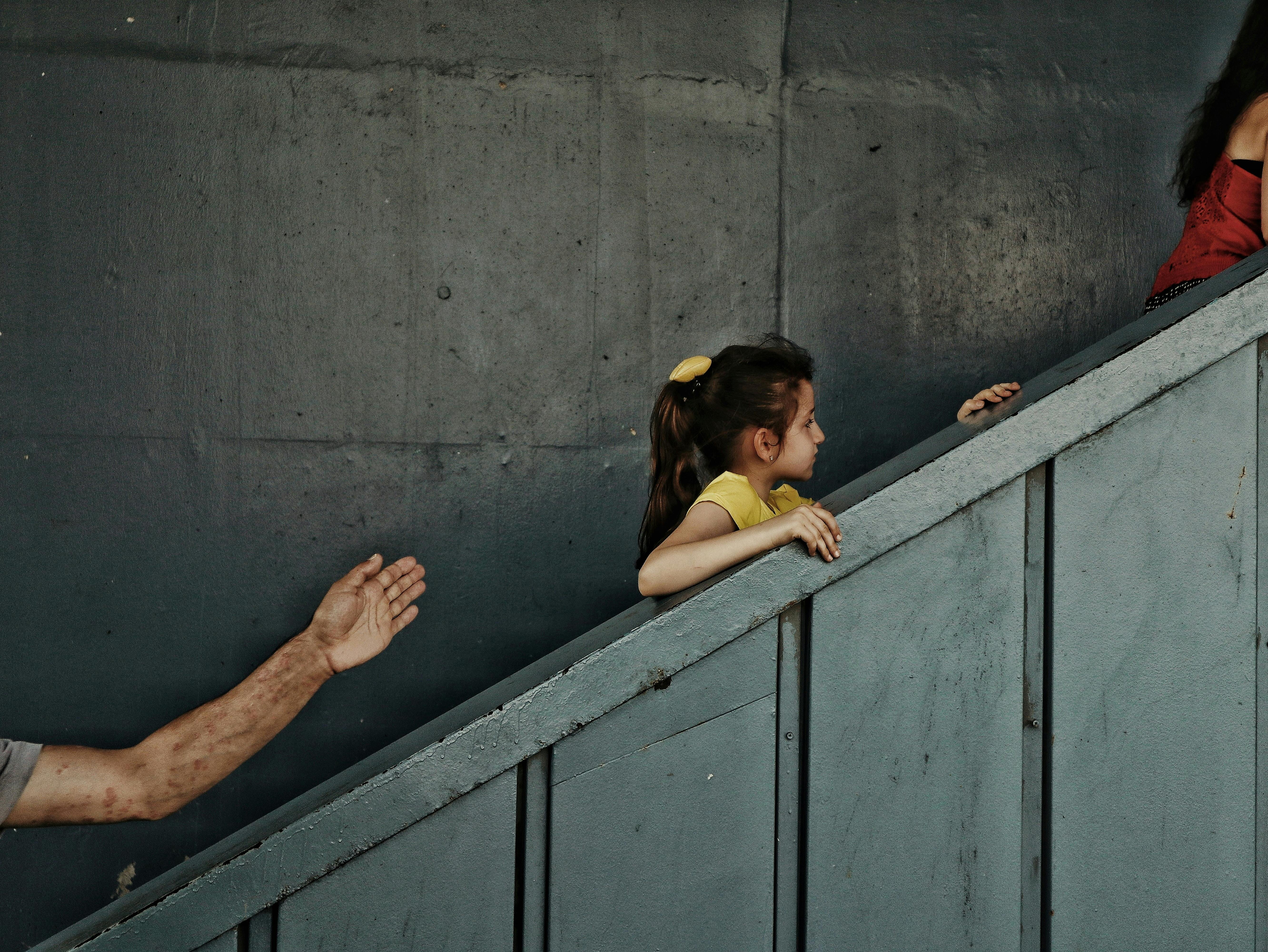 Niños siendo conducidos escaleras arriba | Fuente: Pexels