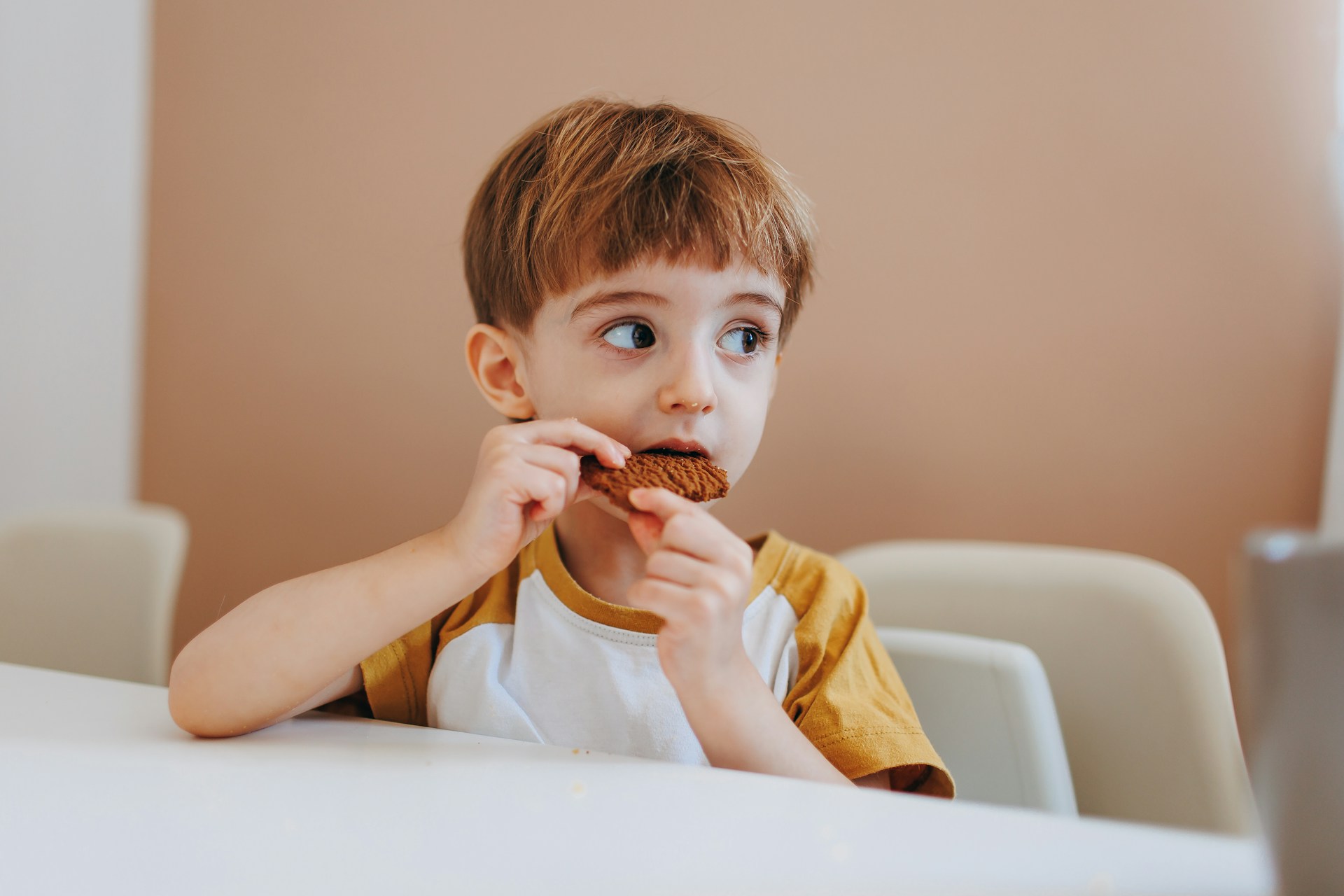 Un niño comiendo un bocadillo | Fuente: Unsplash
