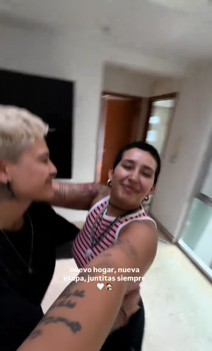 Romina Marcos junto a su novia Laura Salazar en su nuevo departamento. | Fuente: TikTok/romimarcos