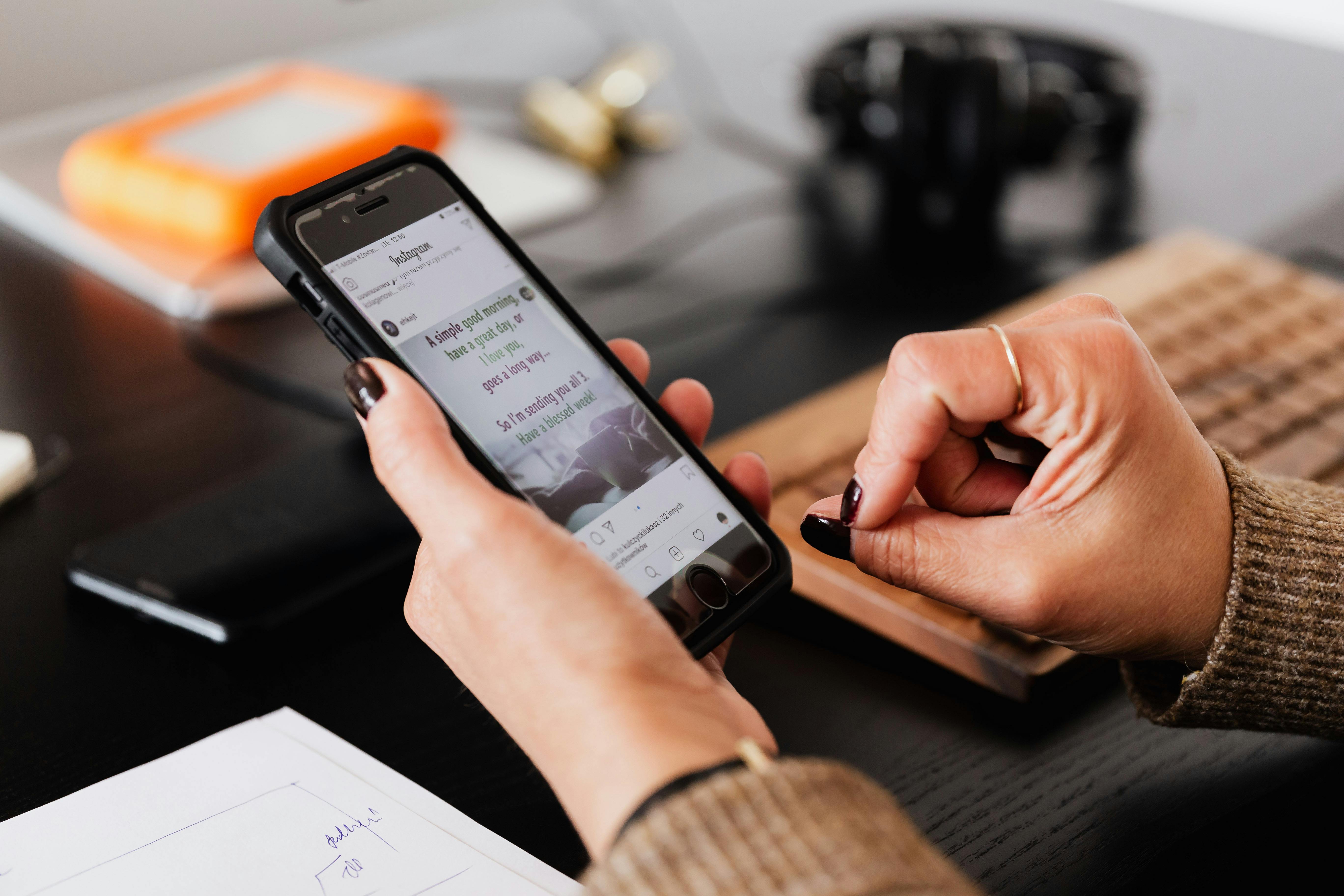 Una persona utilizando su smartphone | Fuente: Pexels