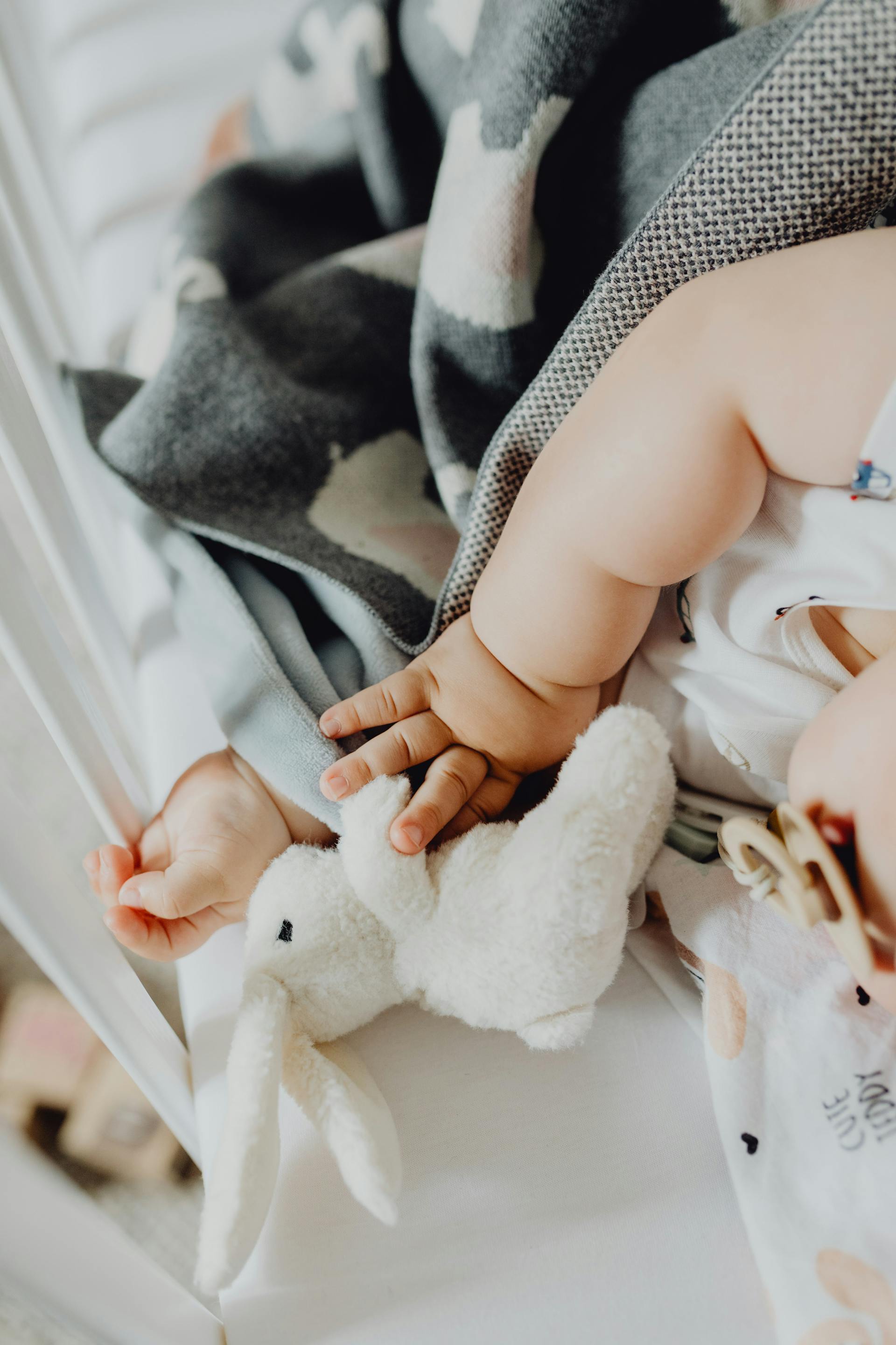 Primer plano de un bebé tumbado en una cuna | Fuente: Pexels