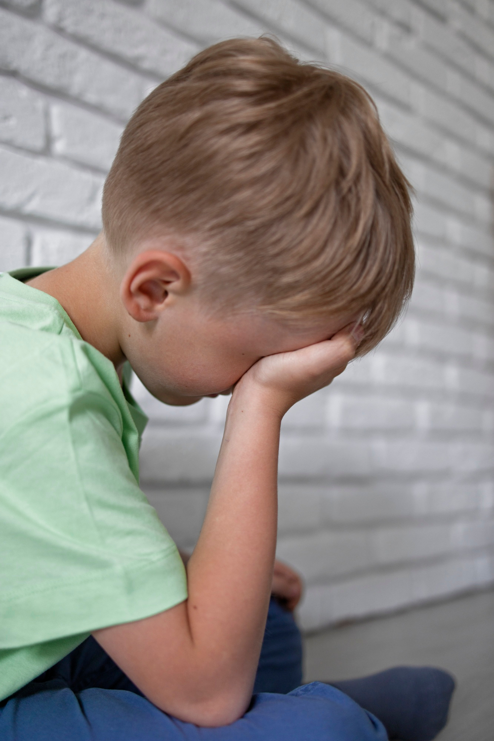 Primer plano de un niño triste | Fuente: Freepik