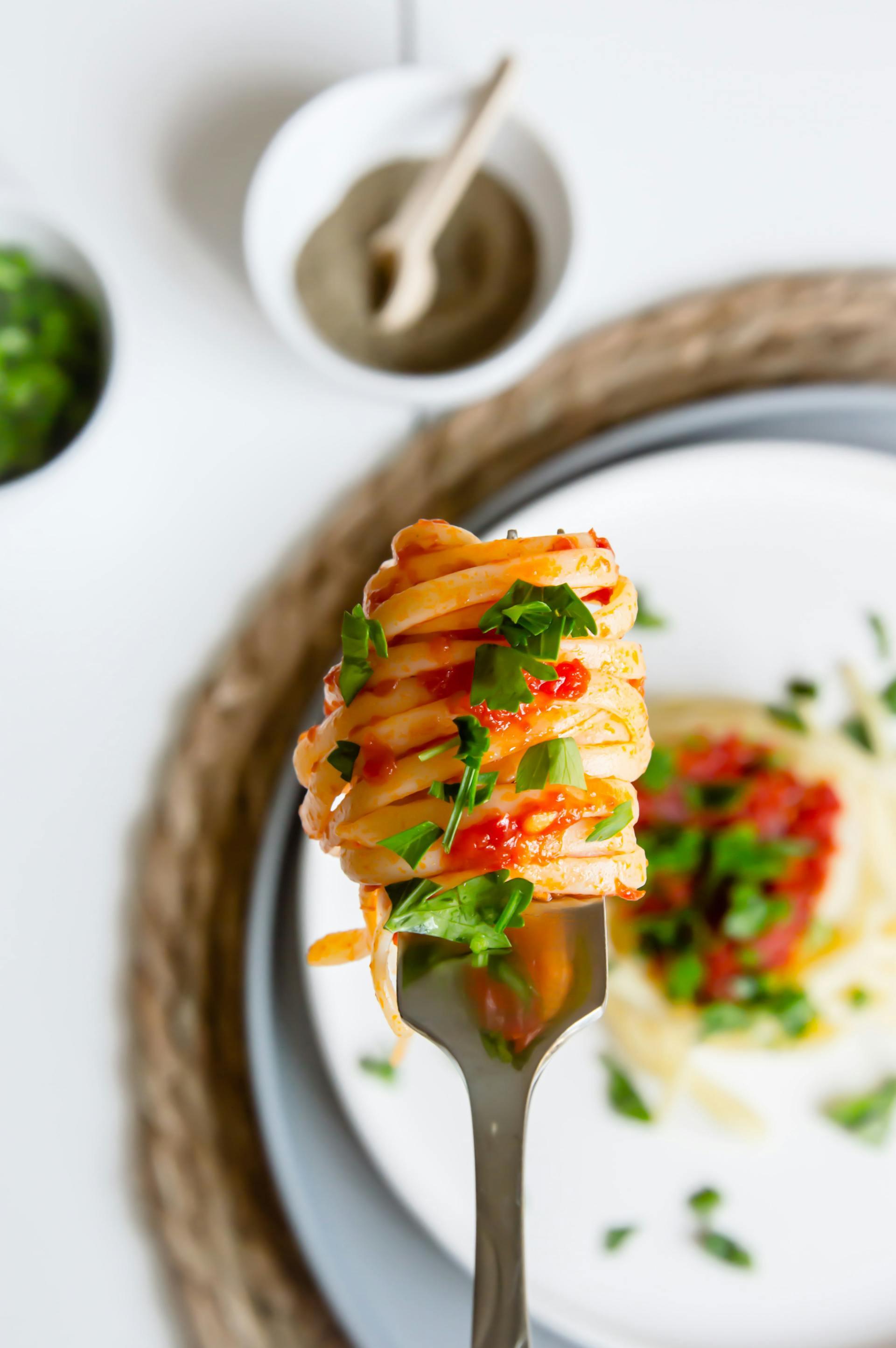Un tenedor con comida en el aire | Fuente: Pexels