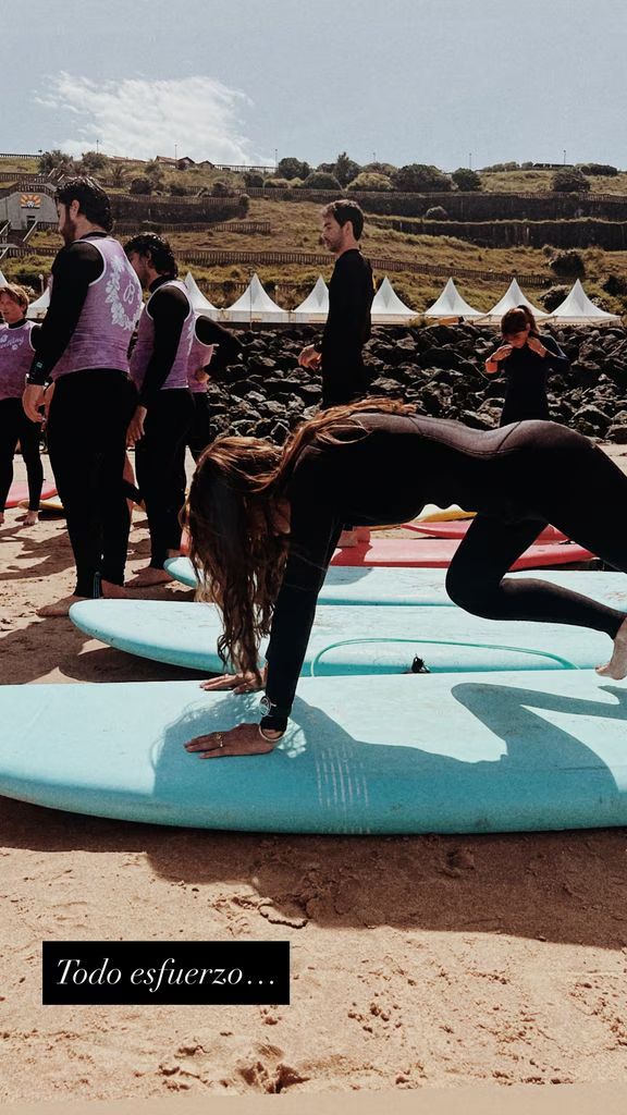 Sara Carbonero sobre una tabla de Surf desde la Plage de la Côte des Basques | Fuente: Instagram Stories/saracarbonero