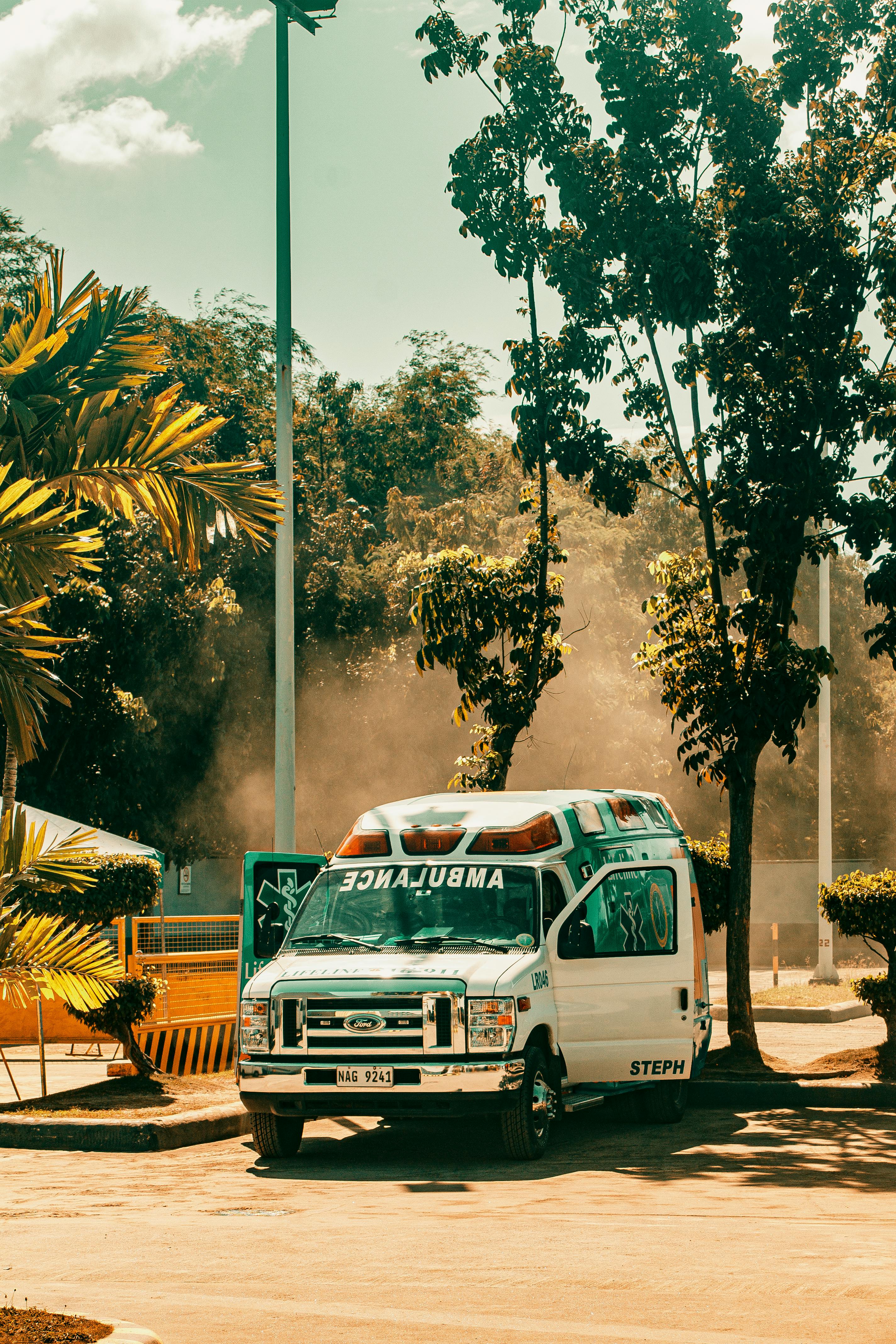 Una ambulancia aparcada | Fuente: Pexels
