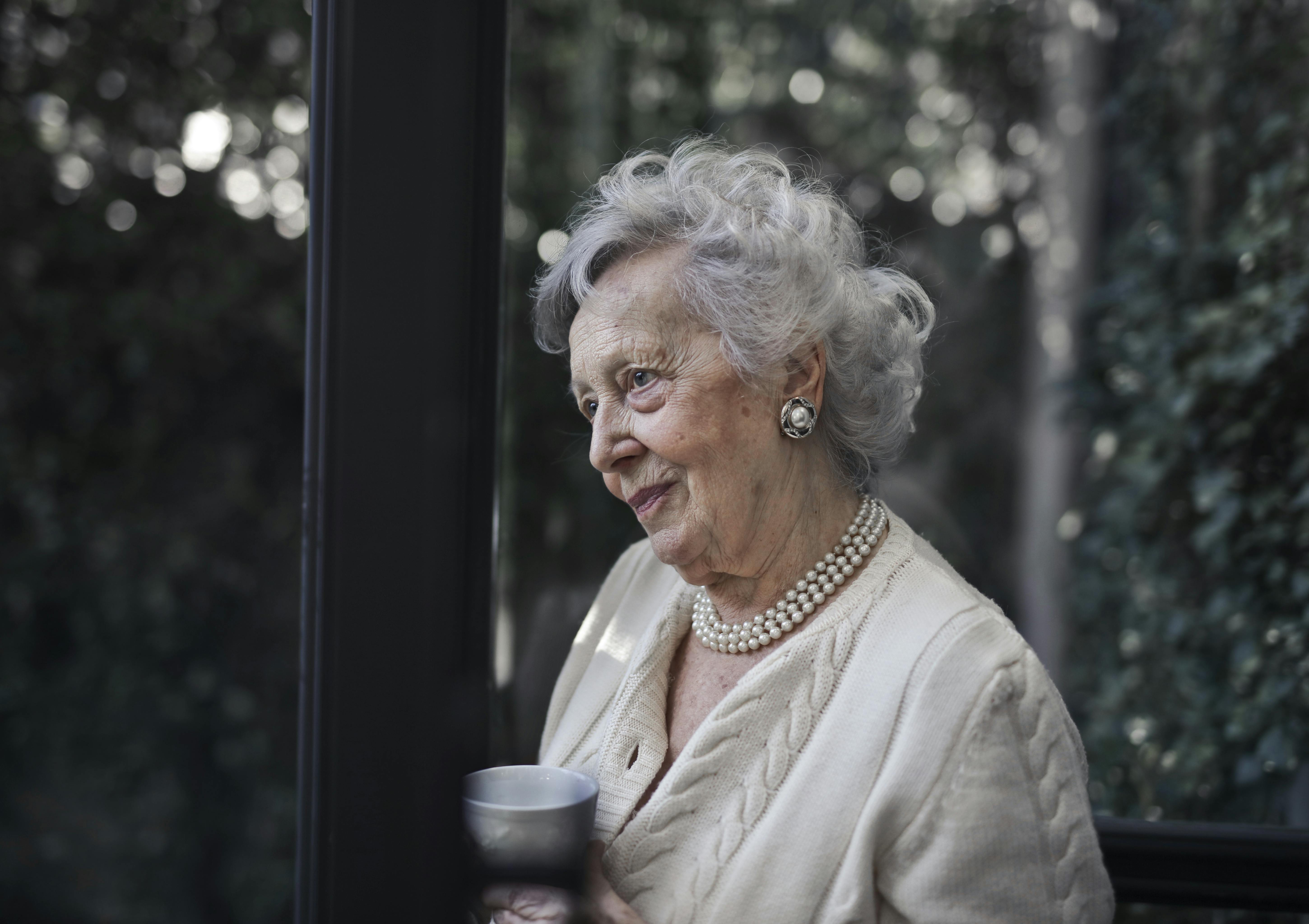 Una señora mayor sonriendo | Fuente: Pexels