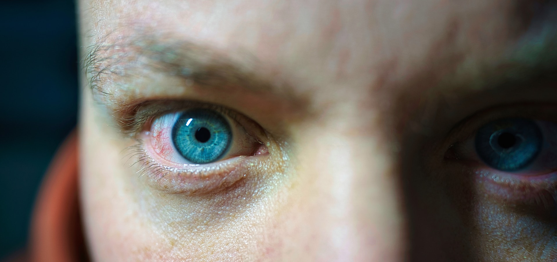 Un hombre mirando atónito | Fuente: Unsplash