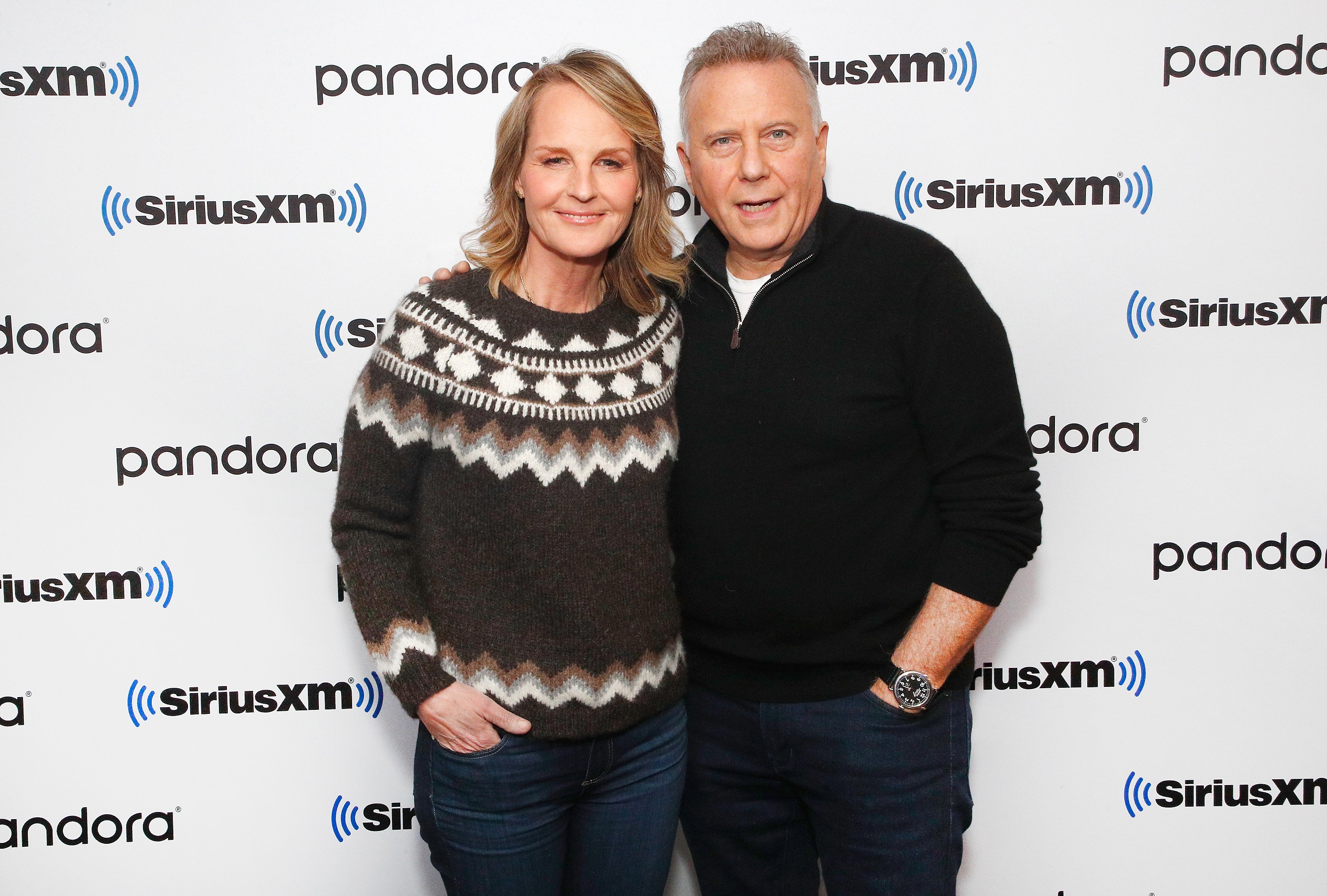 ChatGPT dijo:  Helen Hunt y Paul Reiser asisten al Town Hall de SiriusXM con el elenco de "Mad About You" el 16 de diciembre de 2019 | Fuente: Getty Images
