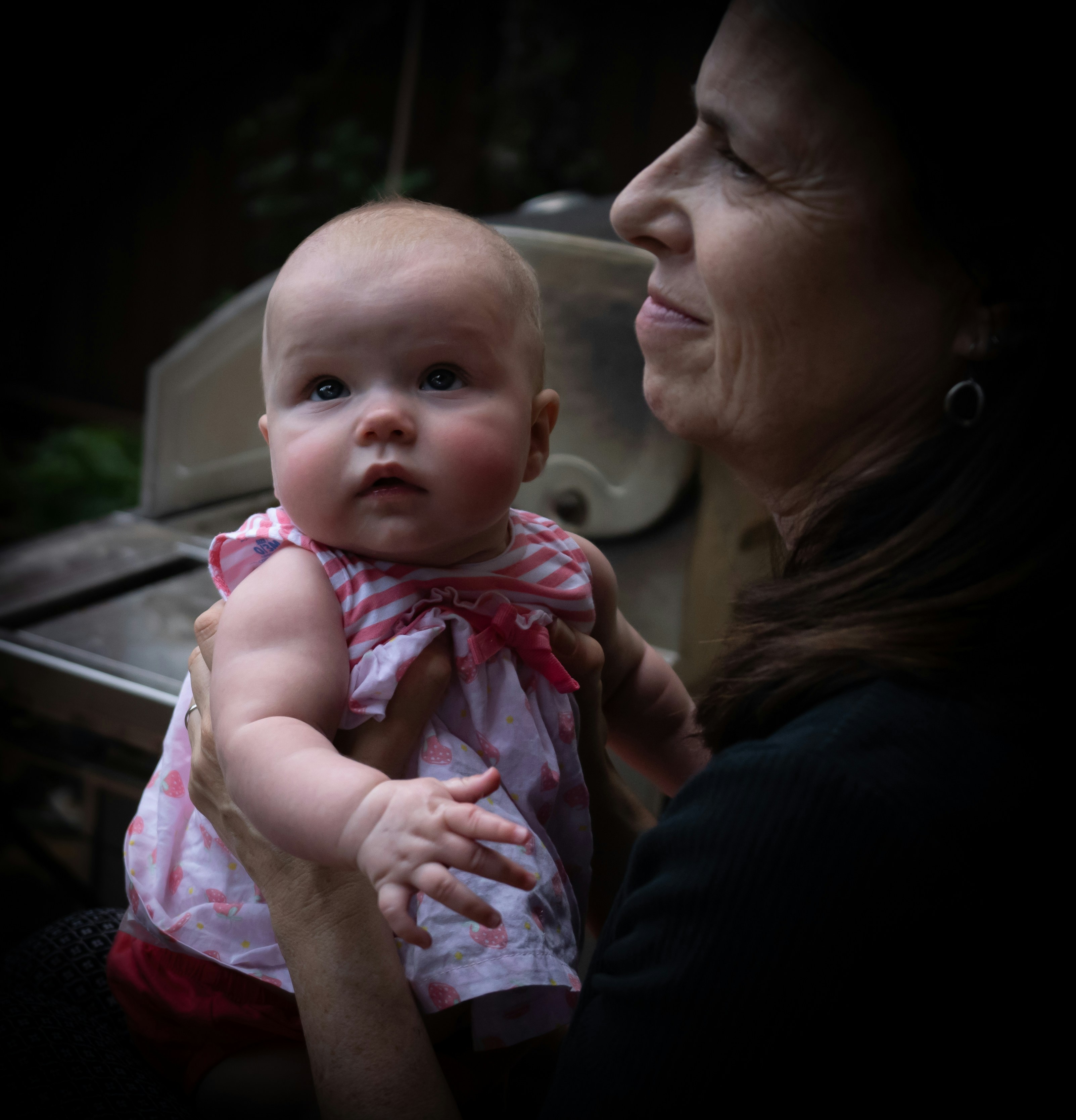 Mujer con un bebé en brazos | Fuente: Pexels