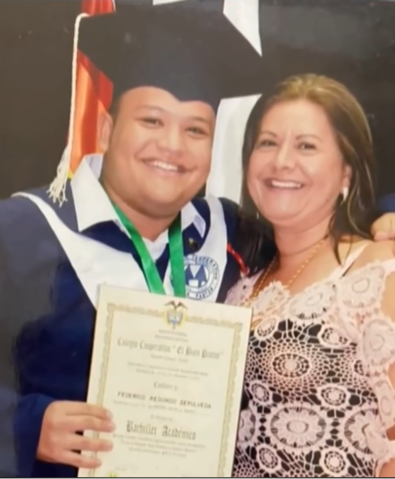 Martha Sepúlveda junto a su hijo | Fuente: YouTube/N+ UNIVISION