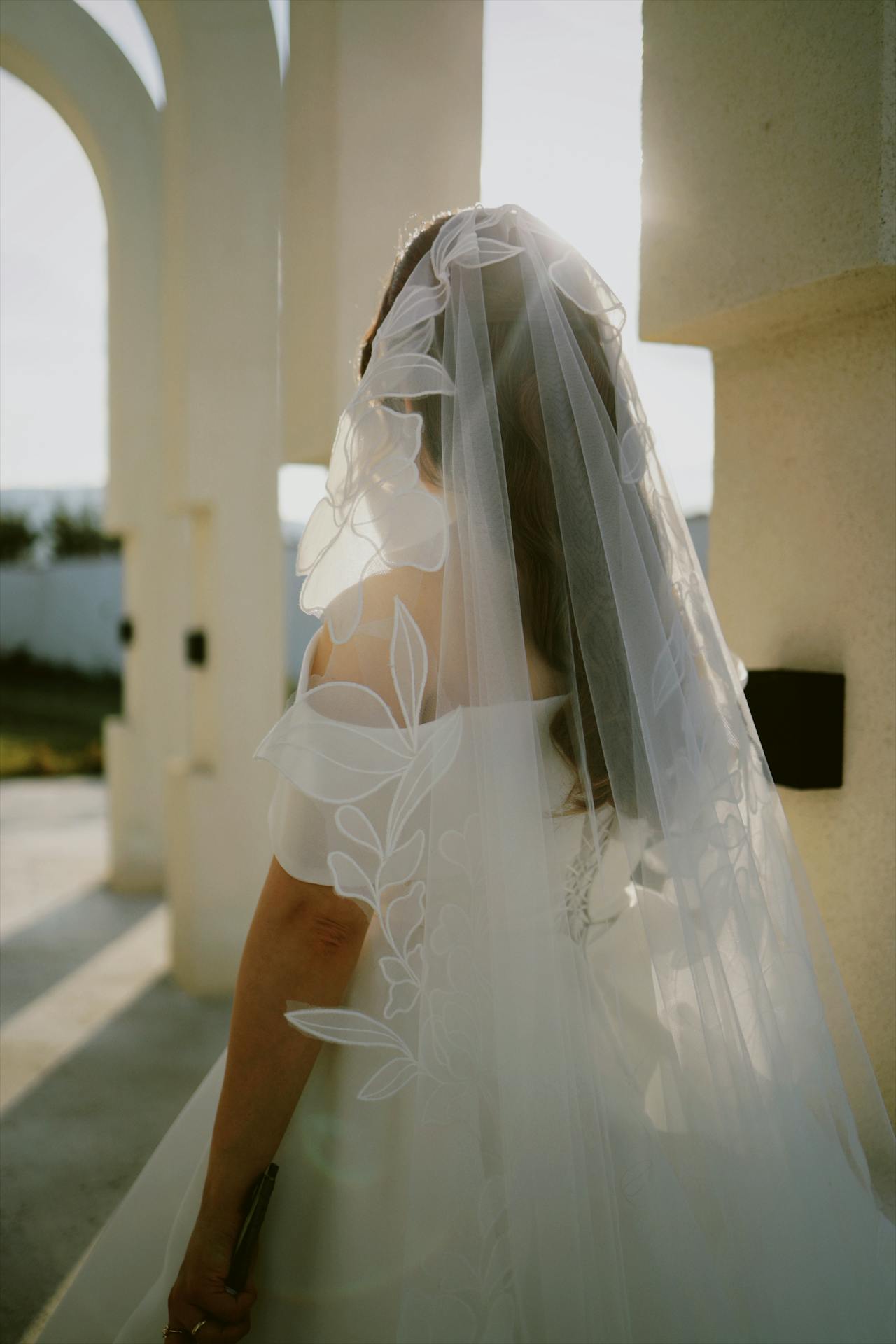 Una novia elegante luciendo su velo vaporoso | Fuente: Pexels