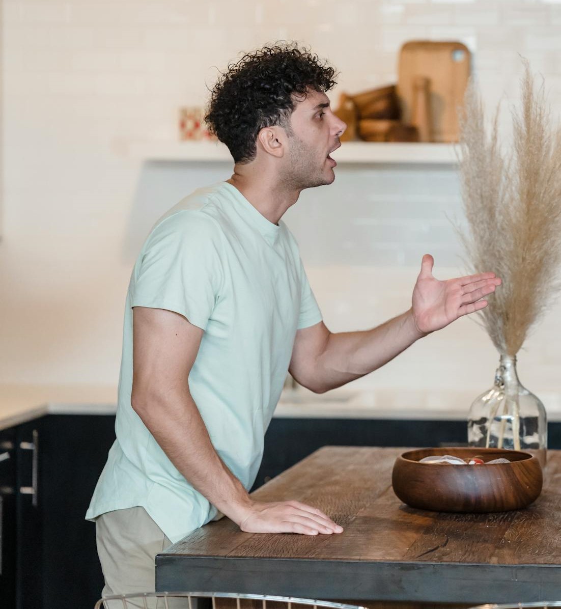 Un hombre furioso discutiendo | Fuente: Pexels
