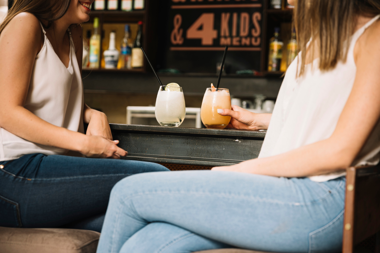 Dos mujeres charlando en un restaurante | Fuente: Freepik