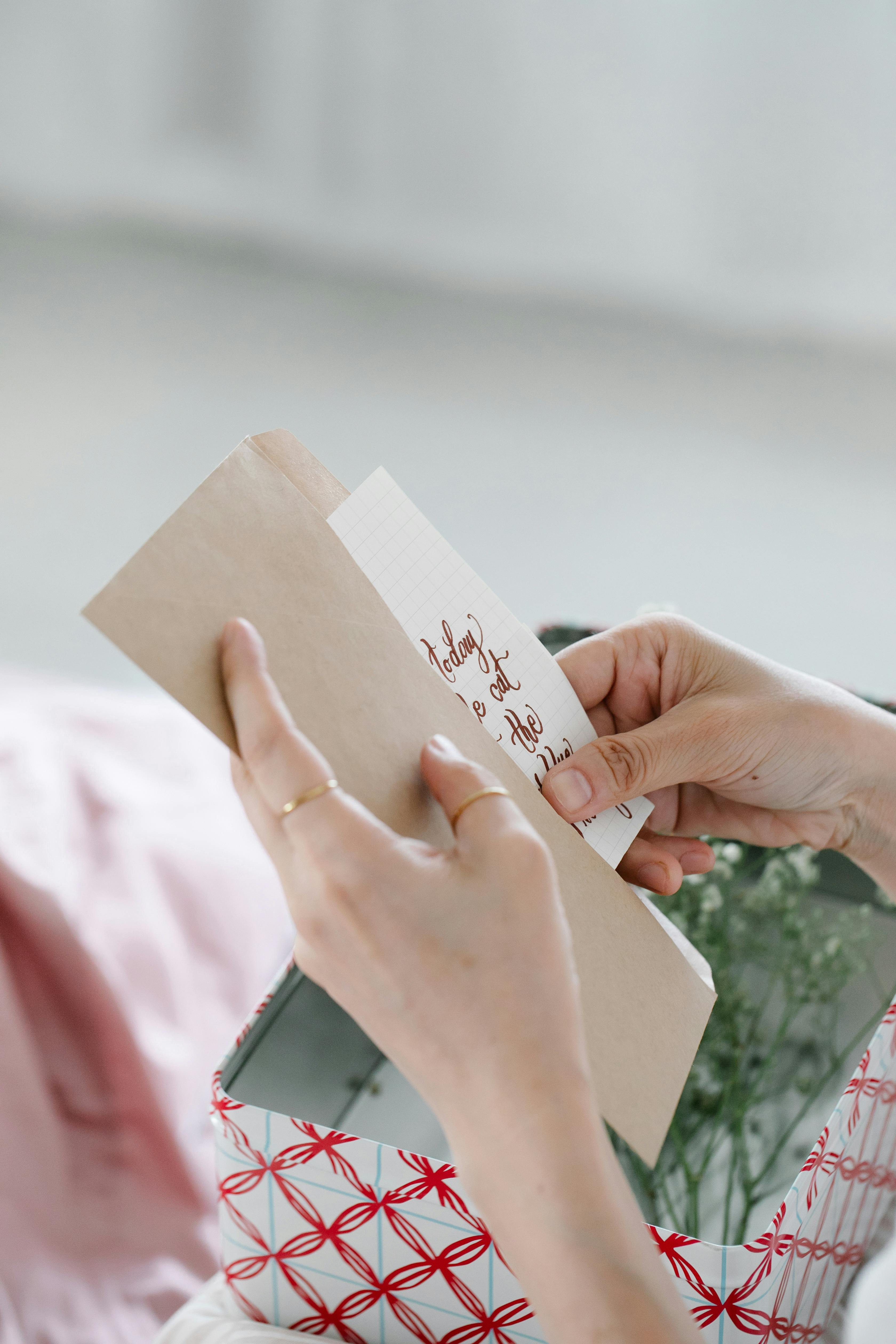 Una persona con un sobre en la mano | Fuente: Pexels