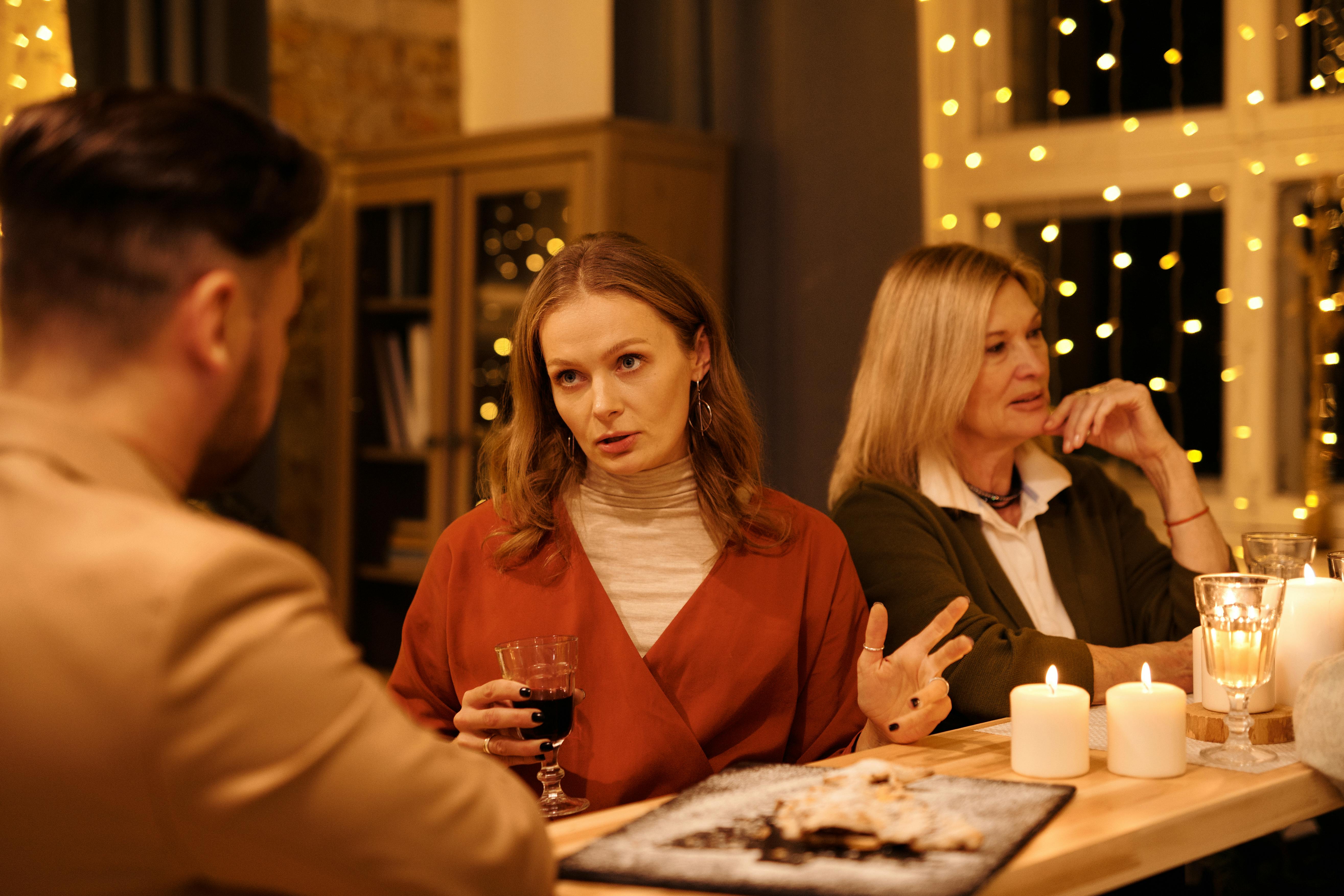 Gente conversando durante la cena | Fuente: Pexels