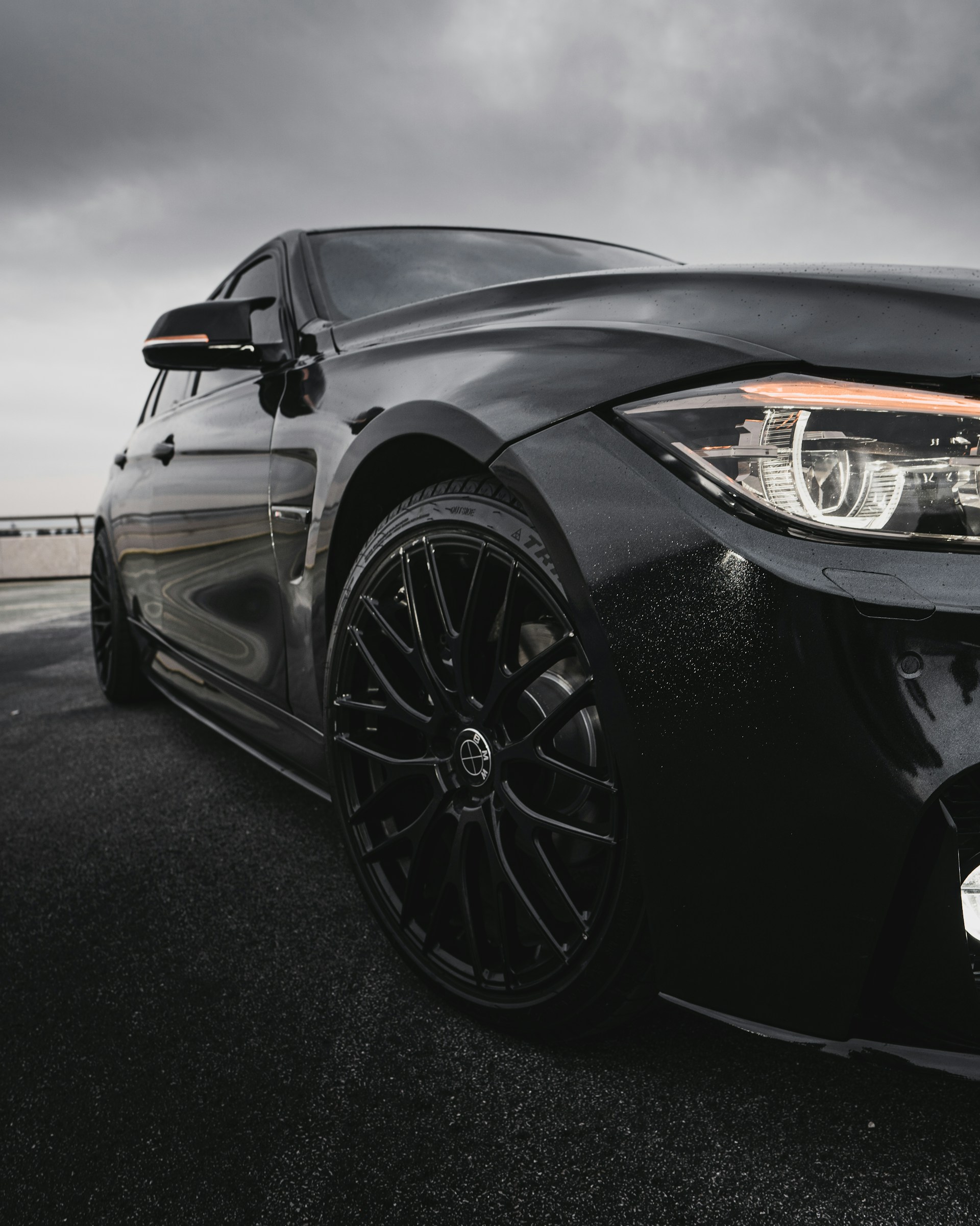 Un BMW negro en la carretera | Fuente: Unsplash