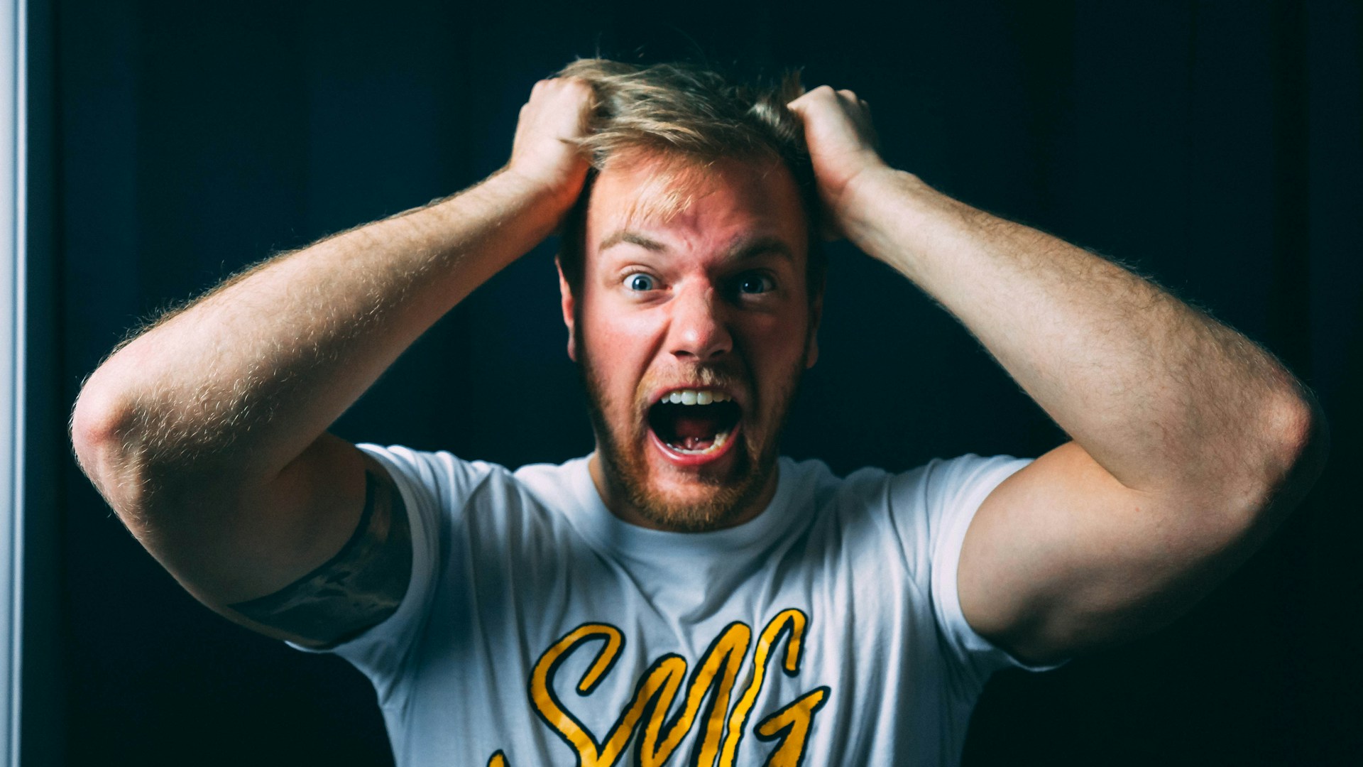 Un hombre tirándose del pelo en señal de frustración | Fuente: Unsplash
