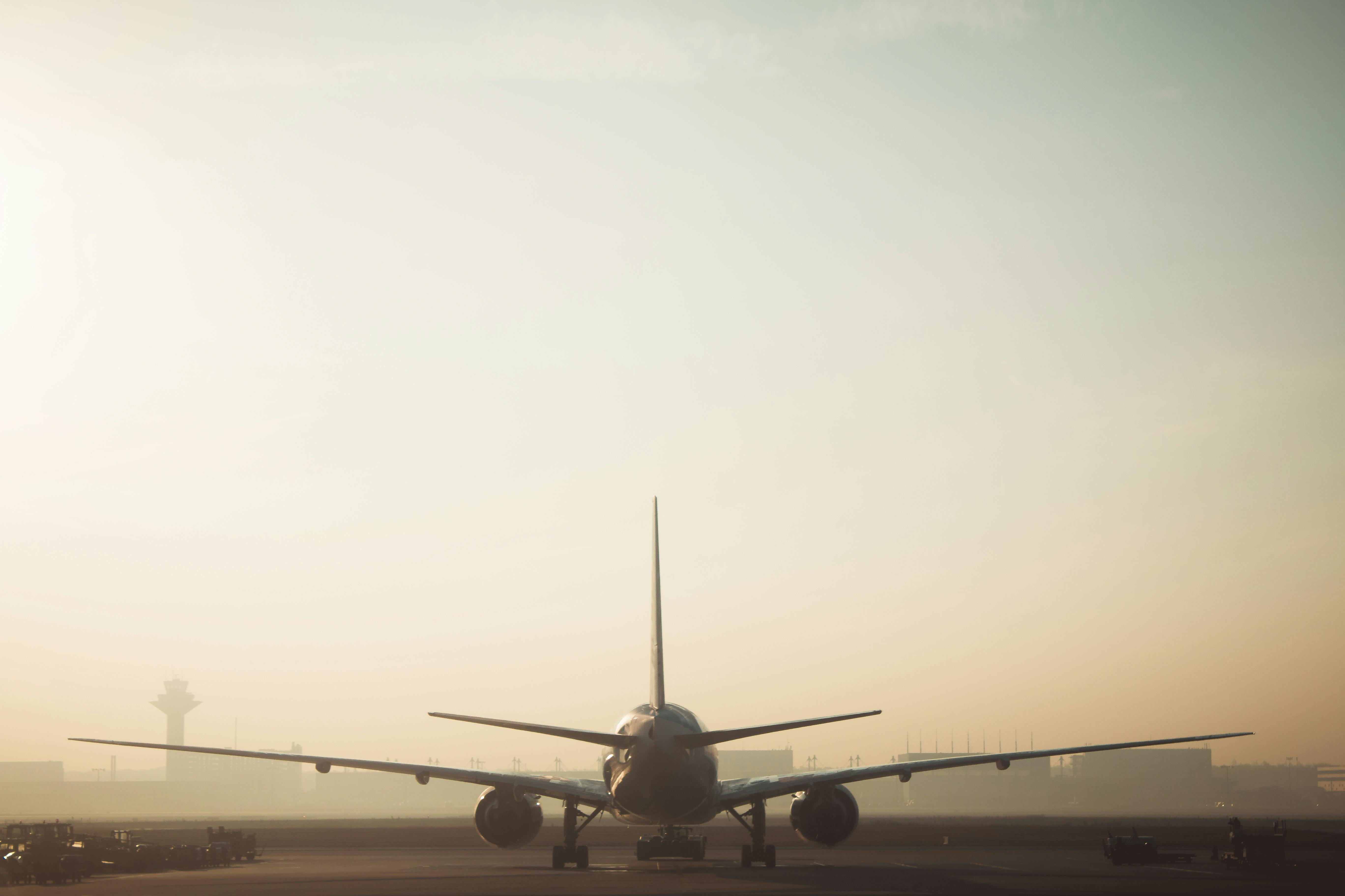 Un avión en una pista | Fuente: Pexels