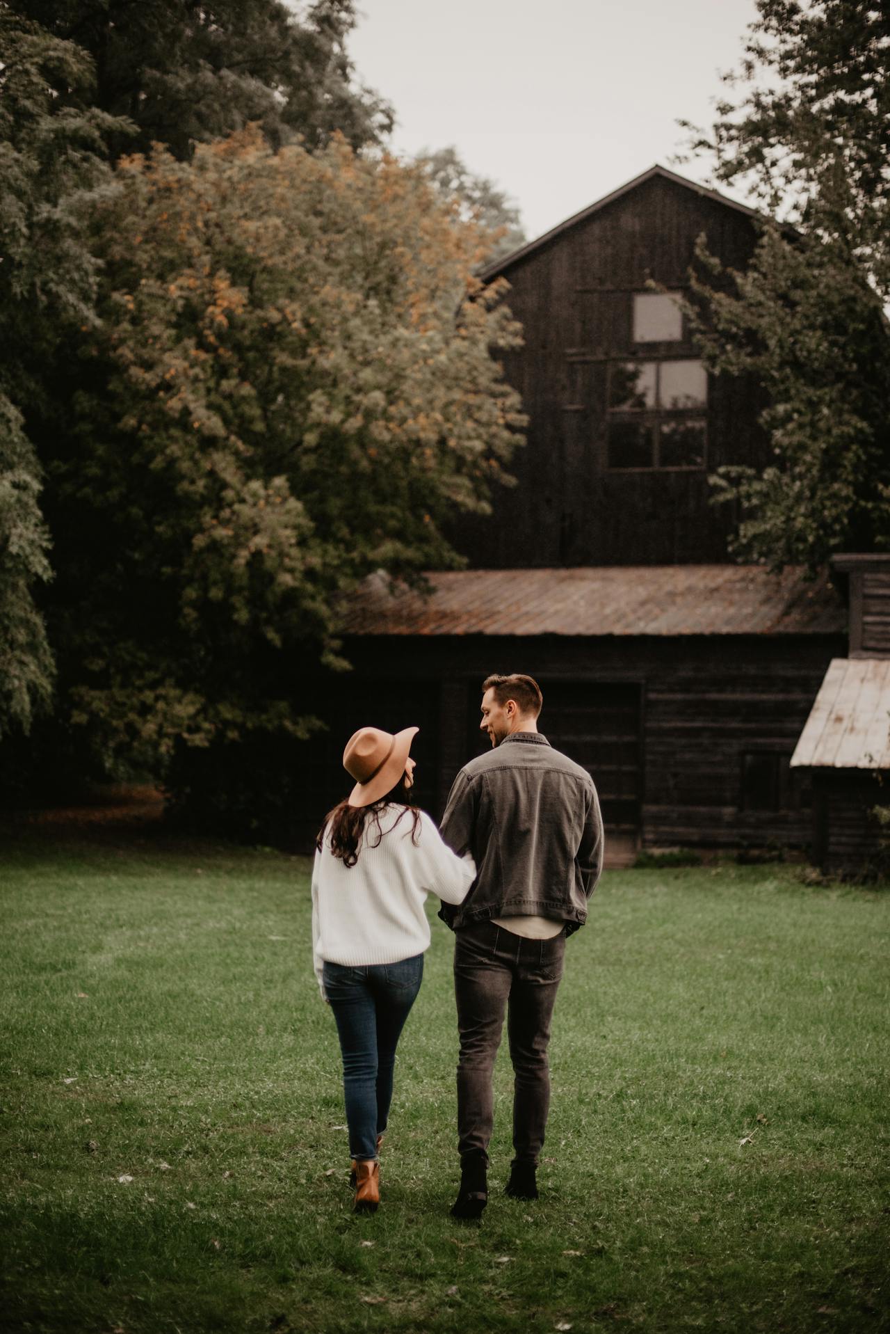Una pareja encantada delante de su casa | Fuente: Pexels