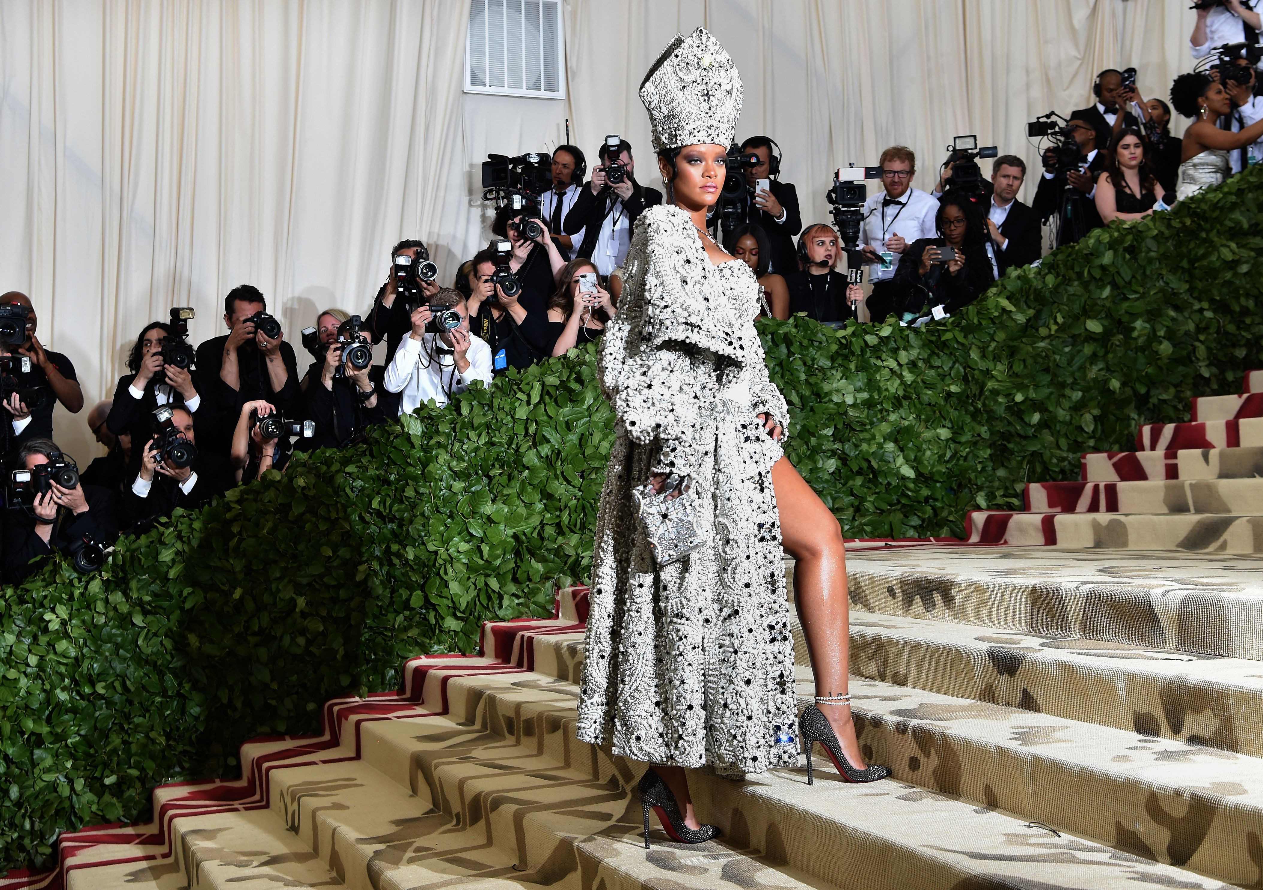 Rihanna llega a la Met Gala el 7 de mayo de 2018, en el Museo Metropolitano de Arte de Nueva York | Fuente: Getty Images
