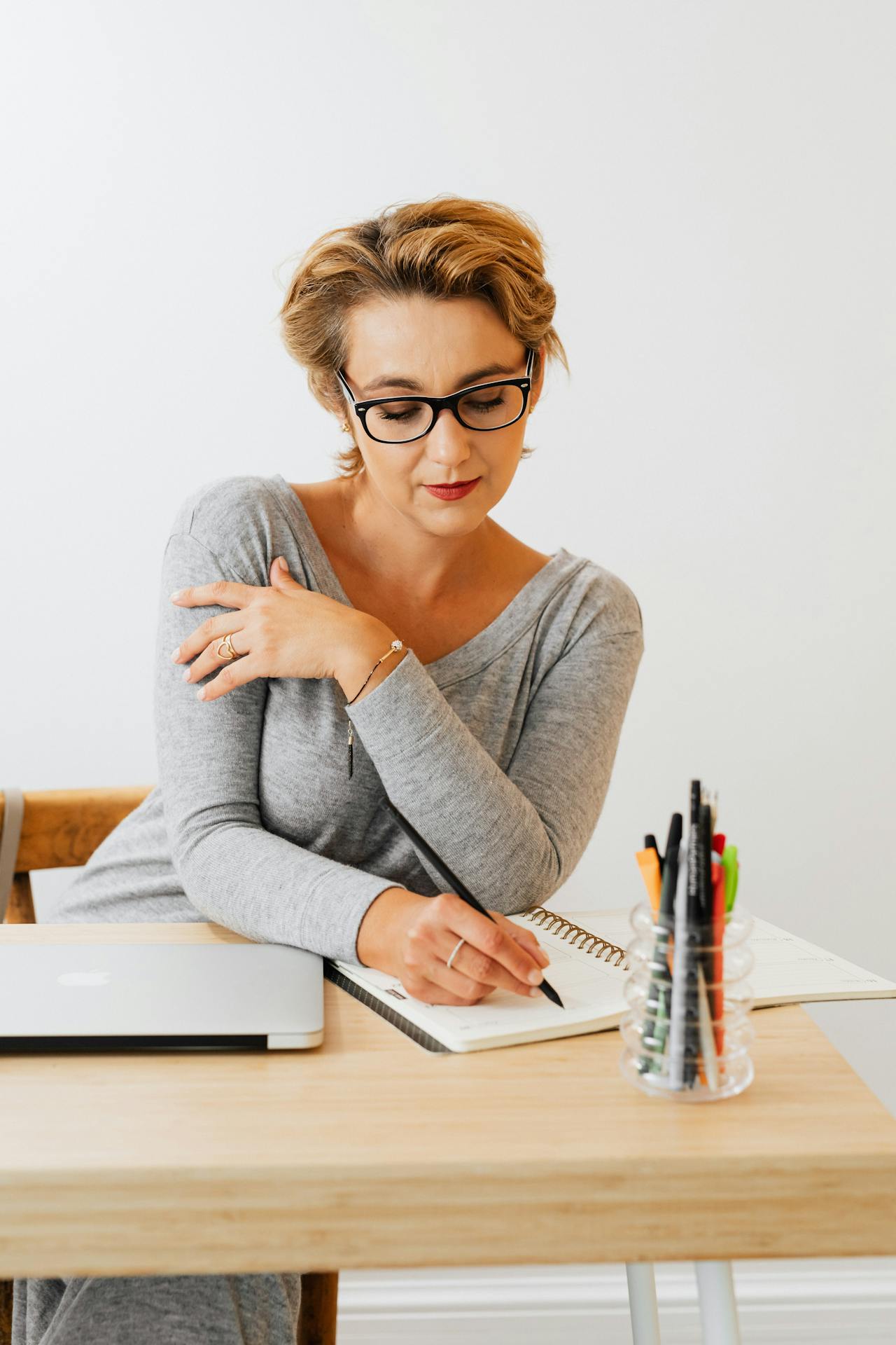Una mujer trabajando en su oficina | Fuente: Pexels