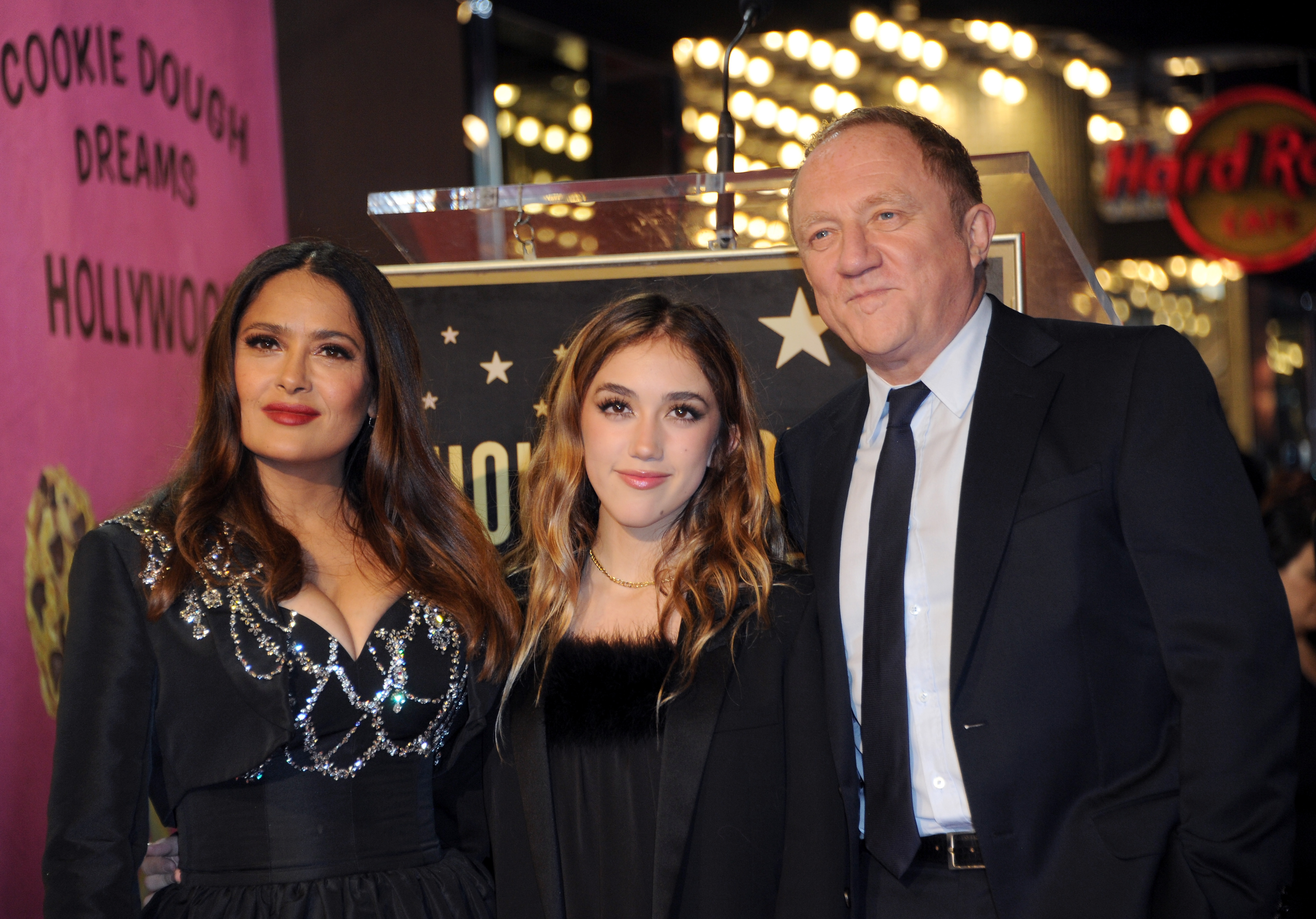 Salma, Valentina y François-Henri aparecieron juntos en la ceremonia de Salma en el Paseo de la Fama de Hollywood en noviembre de 2021. La foto familiar permitió comparar directamente el parecido, un tema que, según Salma, ella y su esposo nunca habían zanjado. | Fuente: Getty Images