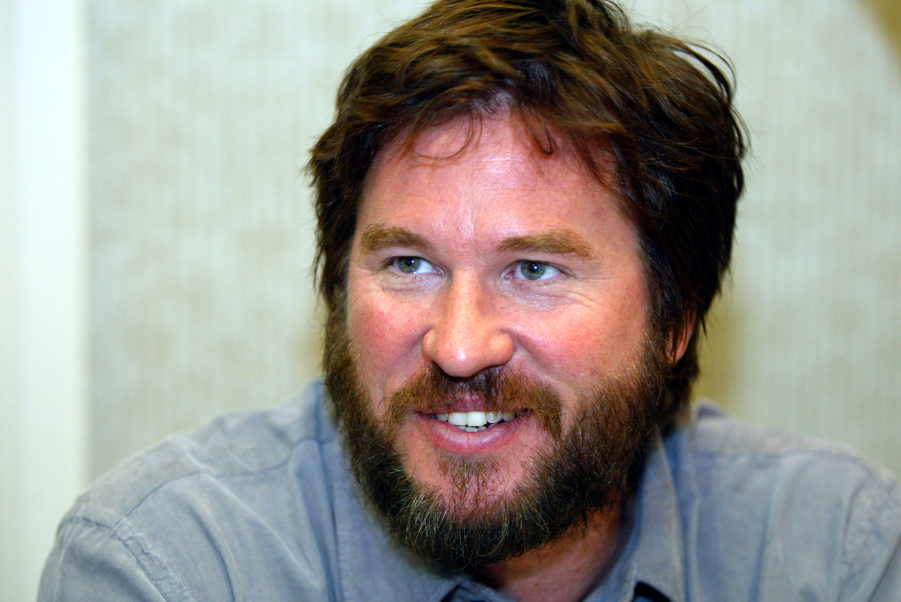 Val Kilmer durante el Hollywood Collectors Show el 4 de octubre de 2003, en North Hollywood en California. | Fuente: Getty Images