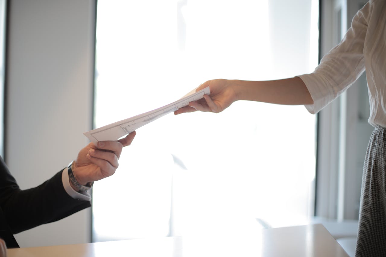 Un hombre entregando papeles | Fuente: Pexels