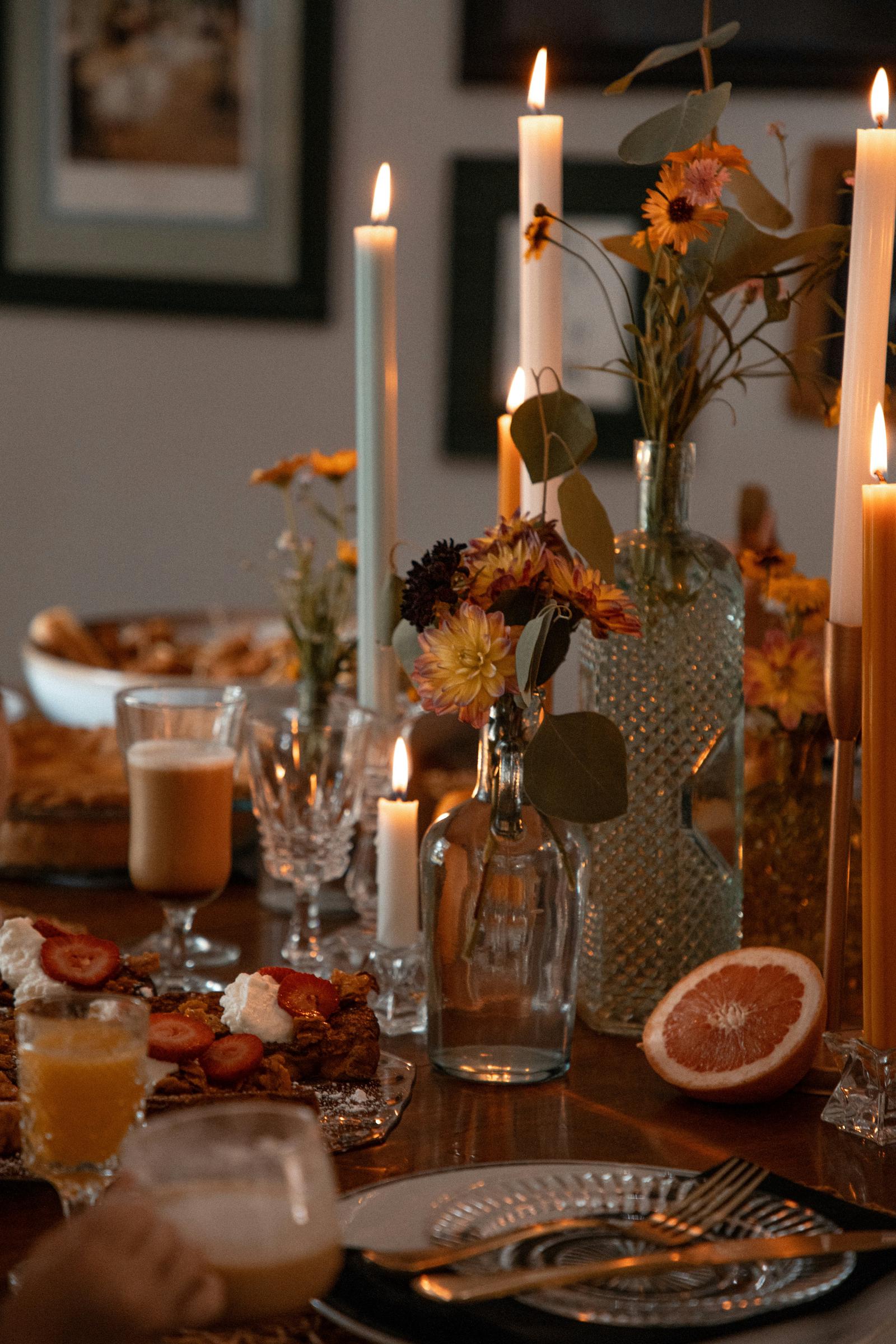 Una mesa puesta con velas y comida | Fuente: Unsplash